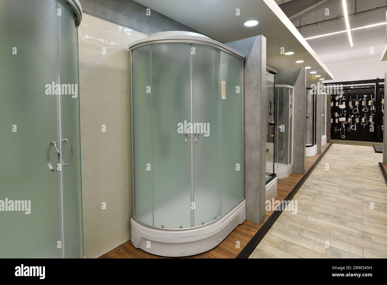 Moskau, Russland – 21. August 2022. Duschen und Wasserhähne im Baumateriallager Petrovich Stockfoto