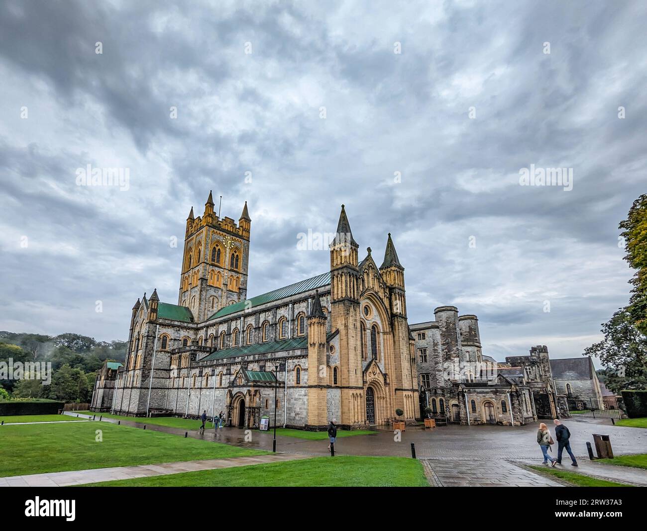 Buckfastleigh, Großbritannien. September 2023. Bedeckter Himmel und Regen in Buckfast Abbey in Devon. Quelle: Thomas Faull/Alamy Live News Stockfoto