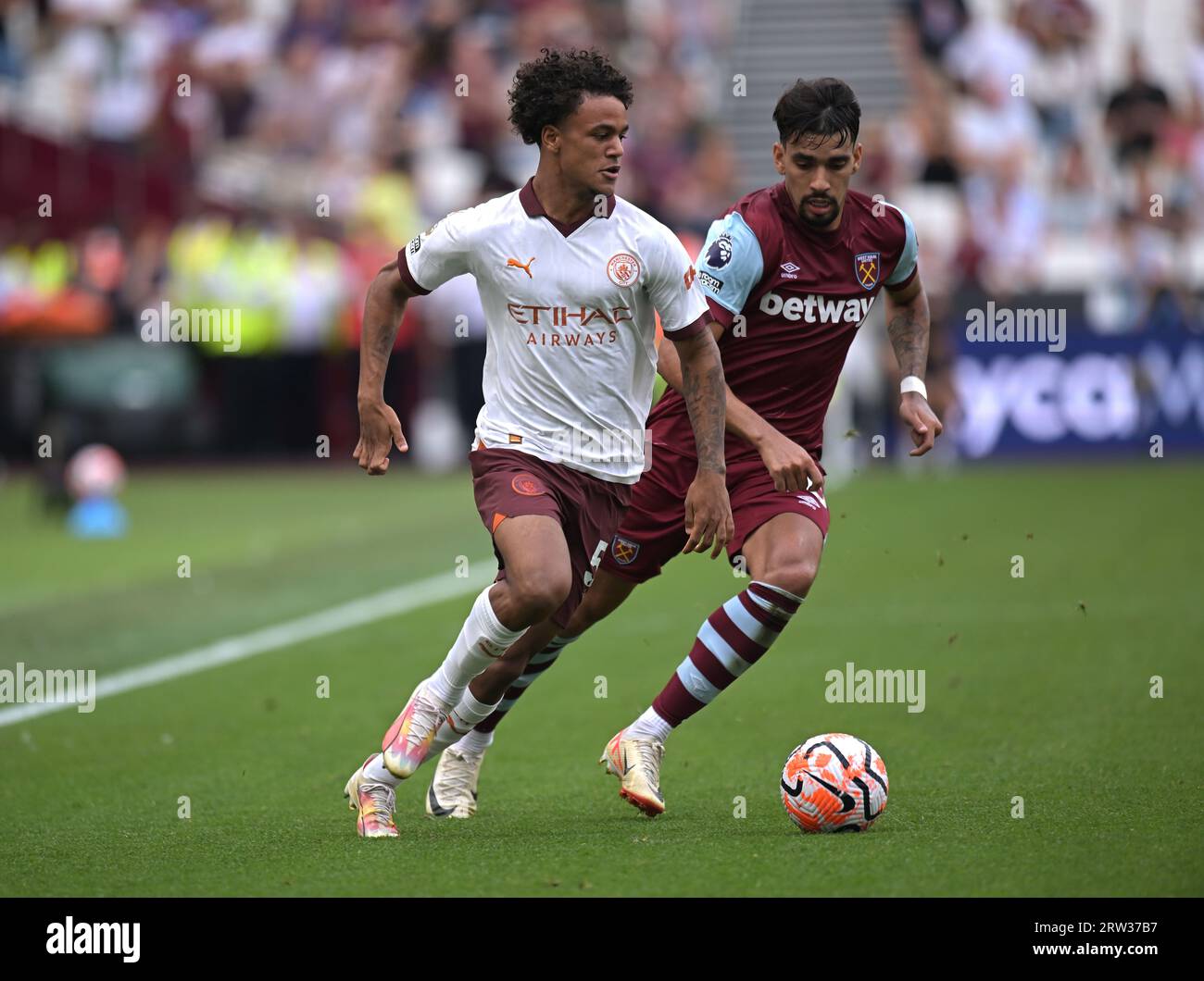 London, Großbritannien. September 2023. Lucas Paqueta von West Ham Utd John Stones aus Manchester City während des Spiels West Ham gegen Manchester City in der Premier League im London Stadium Stratford. Quelle: MARTIN DALTON/Alamy Live News Stockfoto
