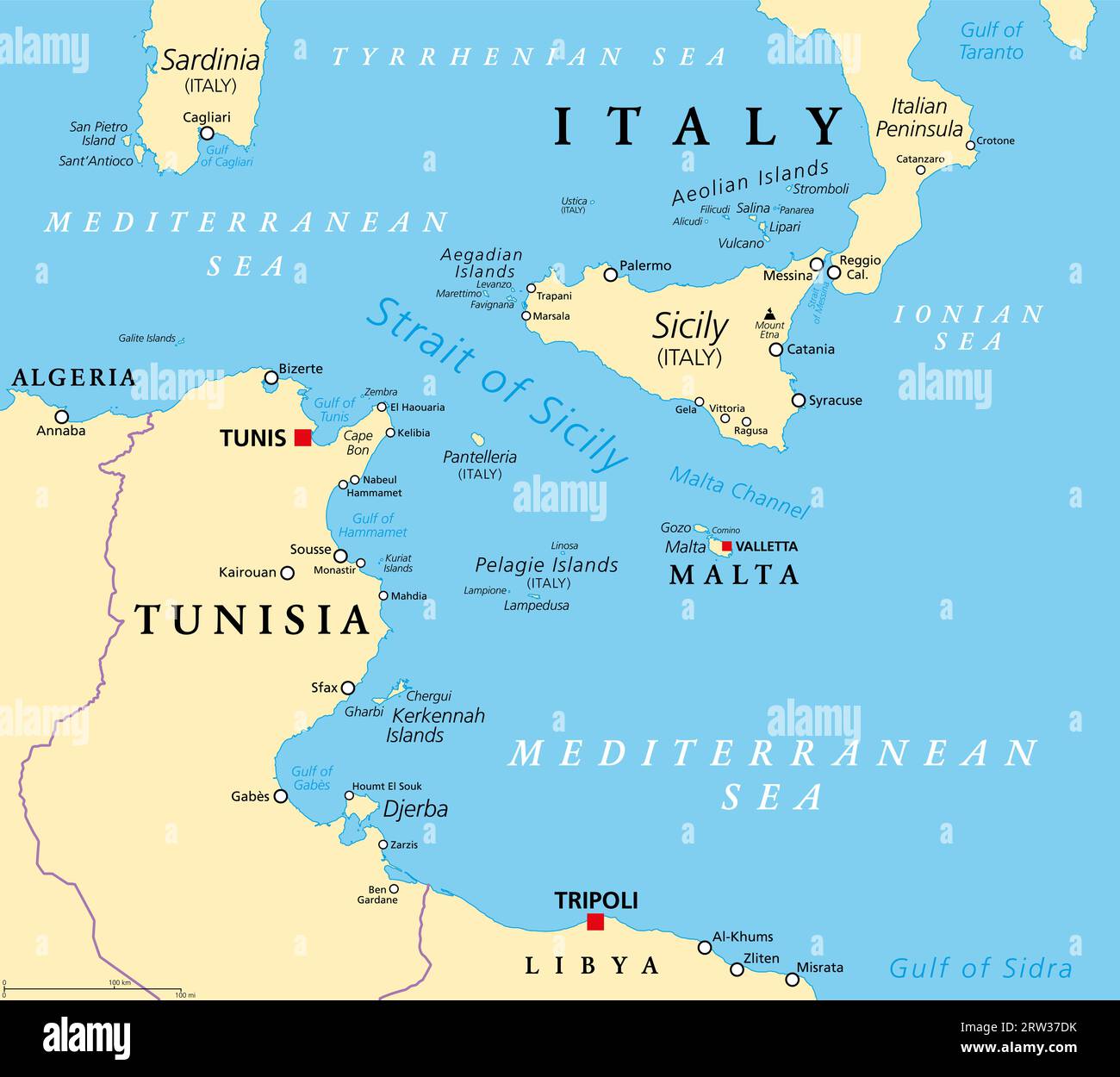 Straße von Sizilien, politische Landkarte. Auch bekannt als sizilianischer Kanal. Eine Meerenge im Mittelmeer, zwischen Tunesien und Sizilien, Italien. Stockfoto