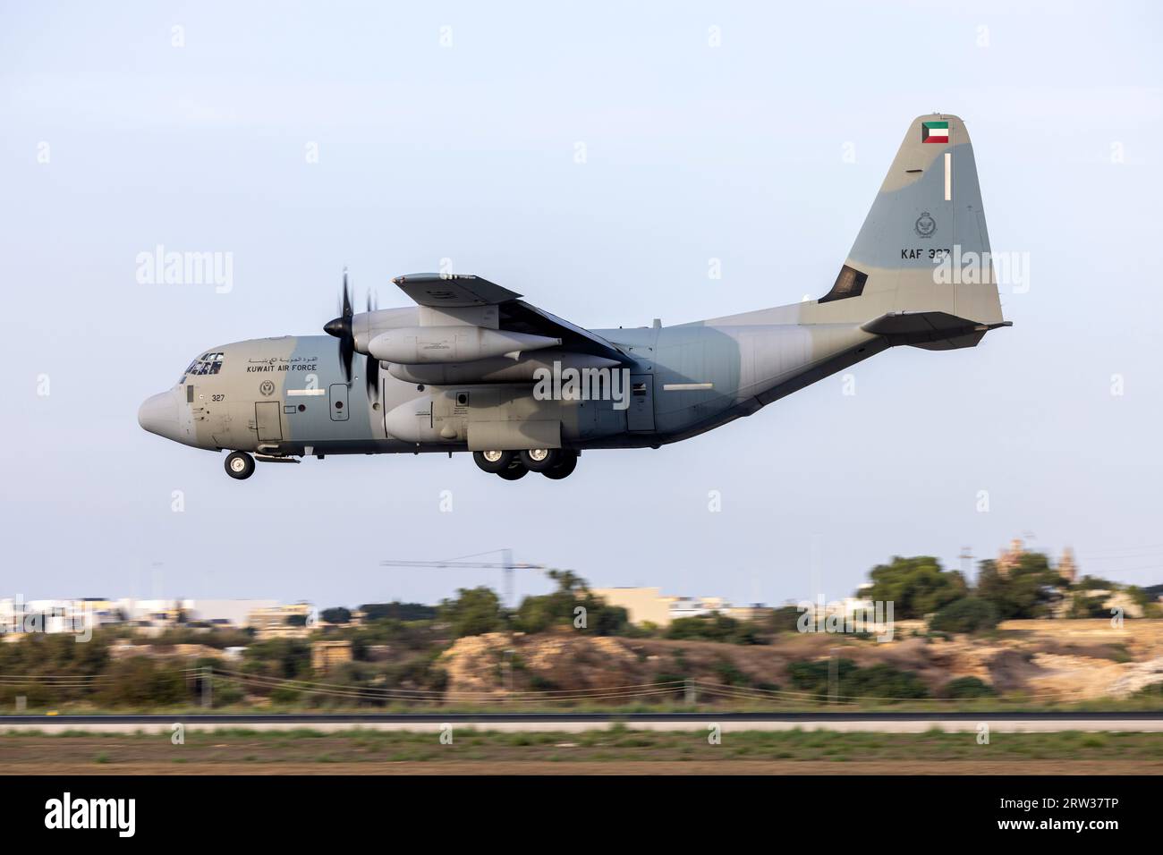 Die kuwaitische Luftwaffe Lockheed Martin KC-130J Hercules (L-382G) (REG: KAF327) kommt aus Bengasi, Libyen. Stockfoto