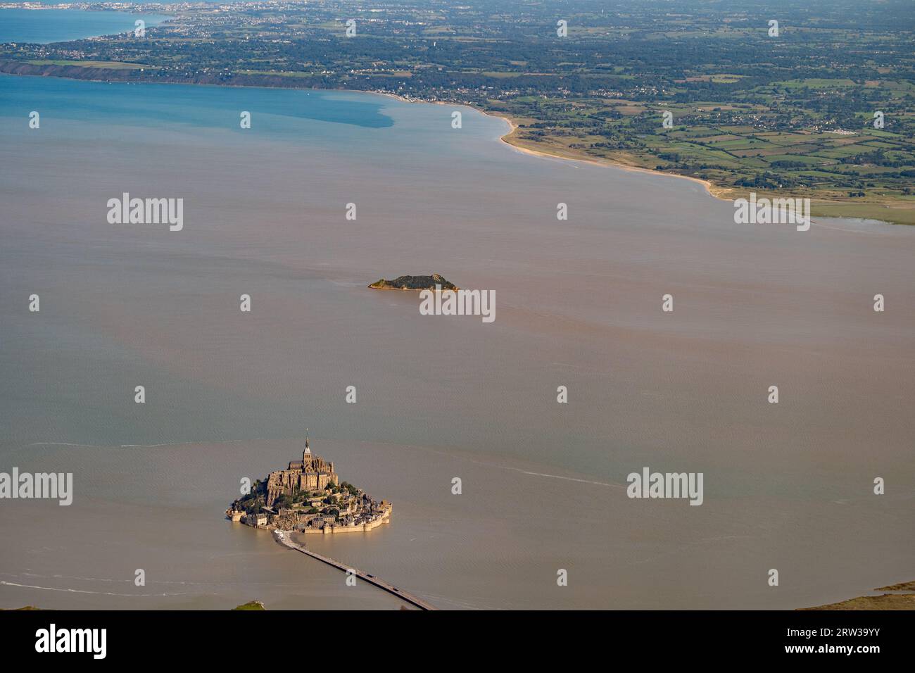 Frankreich Saint-Michaels Berg / Mont Saint-Michel mit der Insel Tombelaine bei Flut, aus der Luft - von der UNESCO zum Weltkulturerbe erklärt Stockfoto