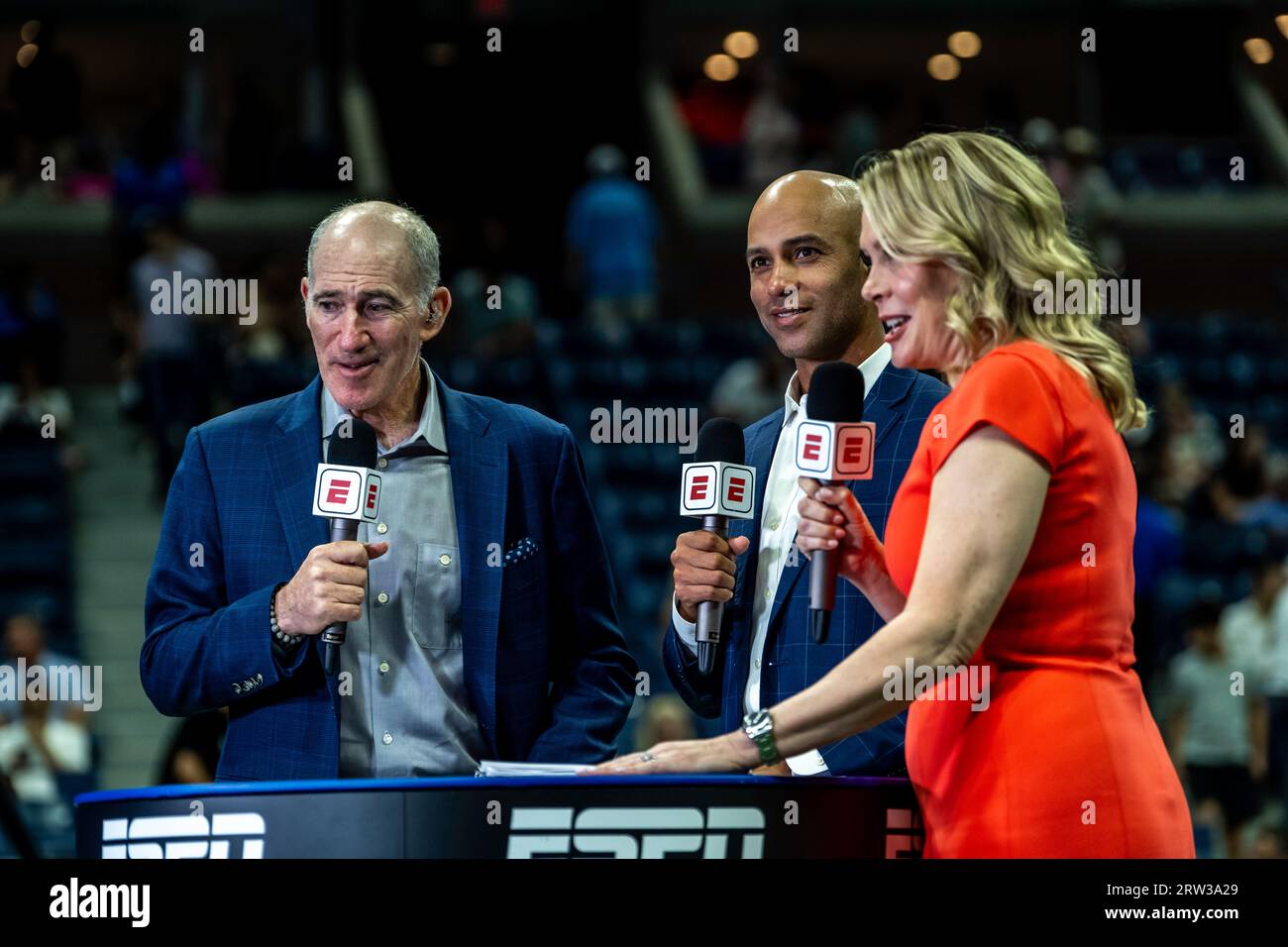Brad Gilbert, James Blake und Rennae Stubbs, ESPN-Tenniskommentatoren bei den US Open Tennis Champipnships 2023. Stockfoto