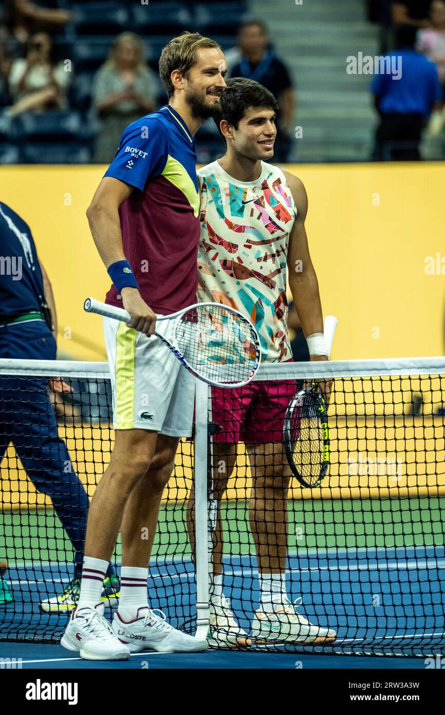 Carlos Alcaraz (ESP) und Daniil Medvedev (RUS) konkurrieren im Halbfinale der Männer beim US Open Tennis 2023 Stockfoto