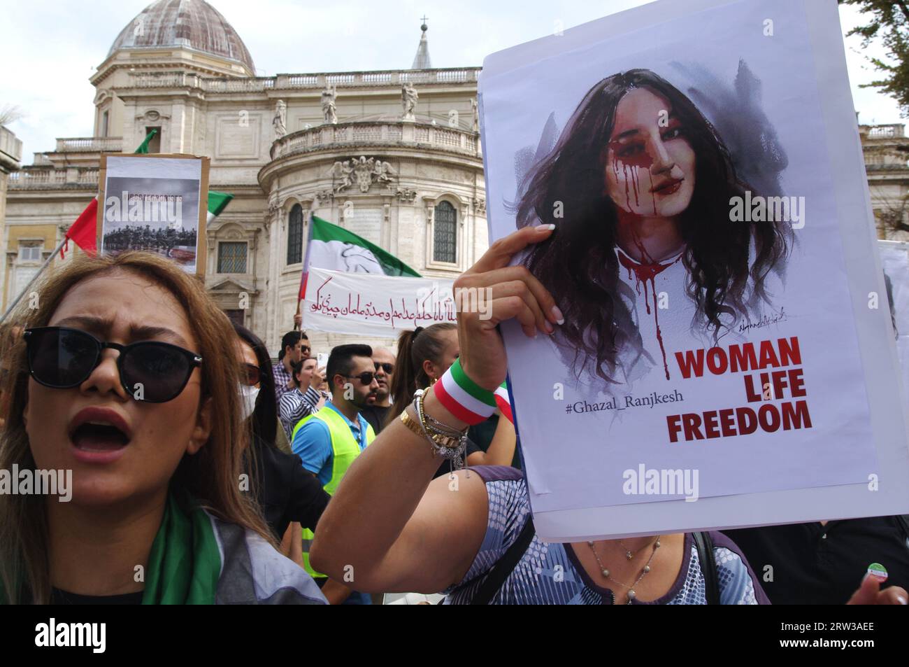 Rom, Italien. September 2023. Iranische Aktivisten markieren ein Jahr seit dem Tod von Mahsa Amini, Rom, Italien, am 16. September 2023. Amini, 22 Jahre alt, starb am 16. September 2022 in Teheran, während er von der Moralpolizei inhaftiert wurde. (Foto: Elisa Gestri/SIPA USA) Credit: SIPA USA/Alamy Live News Stockfoto