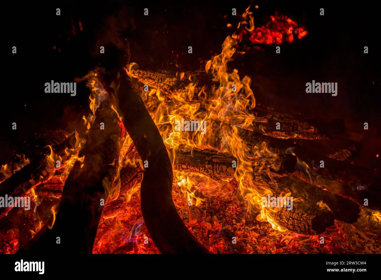 In der Nacht gab es ein riesiges Lagerfeuer, große Holzstämme wurden verbrannt und Flammen brannten ab Stockfoto