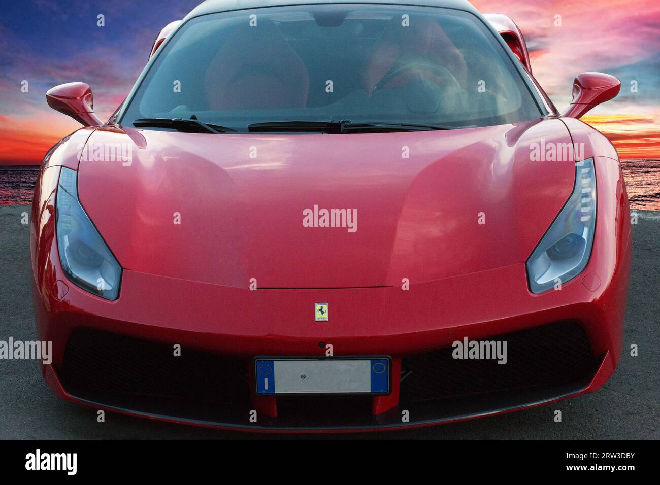 Vorderansicht des Luxusmodells des schnellen Sportwagens Ferrari 488 GTB, platziert auf einem malerischen Hintergrund des Sonnenuntergangs, Rom, Italien Februar 20,2023 Stockfoto