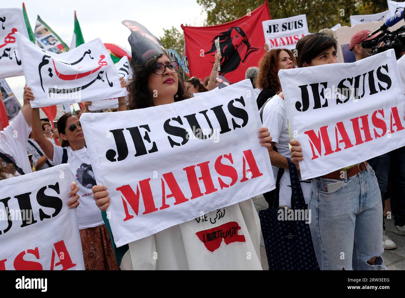 Manifestation à Paris pour le 1er anniversaire de la mort de Mahsa Amini en Iran.plusieurs centaines de personnes au départ du cortège à la Bastille Stockfoto