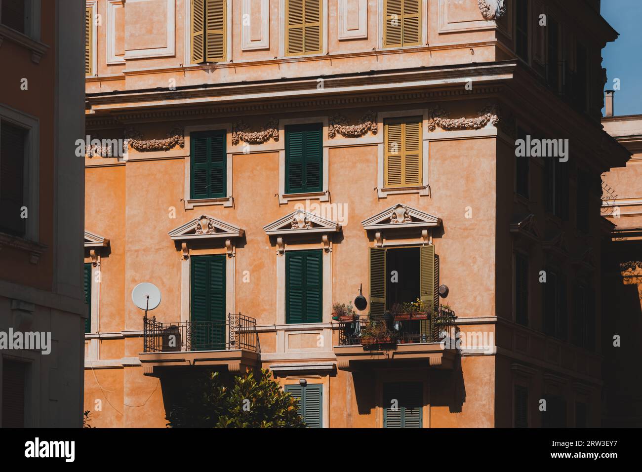 Dramatisches Licht und Schatten über farbenfrohen Wohnhäusern und Architektur im charmanten Viertel Trastevere, der Altstadt des historischen R Stockfoto