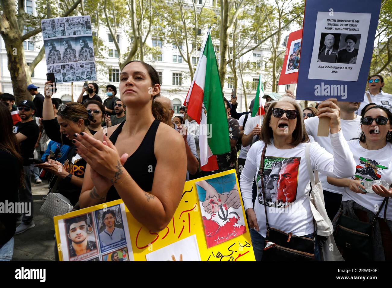 New York City, USA. September 2023. Hundertstel märz von Lower Manhattan nach Brooklyn aus Protest gegen die Misshandlung von Frauen durch die iranischen Regime am 16. September 2023 in New York City, USA. Die Proteste begannen in vielen Städten der Welt am Jahrestag der Ermordung von Mahsa Amini durch die iranische Moralpolizei. "Die Charta der Vereinten Nationen sieht vor, dass Frauen ihre körperliche Autonomie ausüben und grundlegende Menschenrechte wahren können." (Foto: John Lamparski/SIPA USA) Credit: SIPA USA/Alamy Live News Stockfoto
