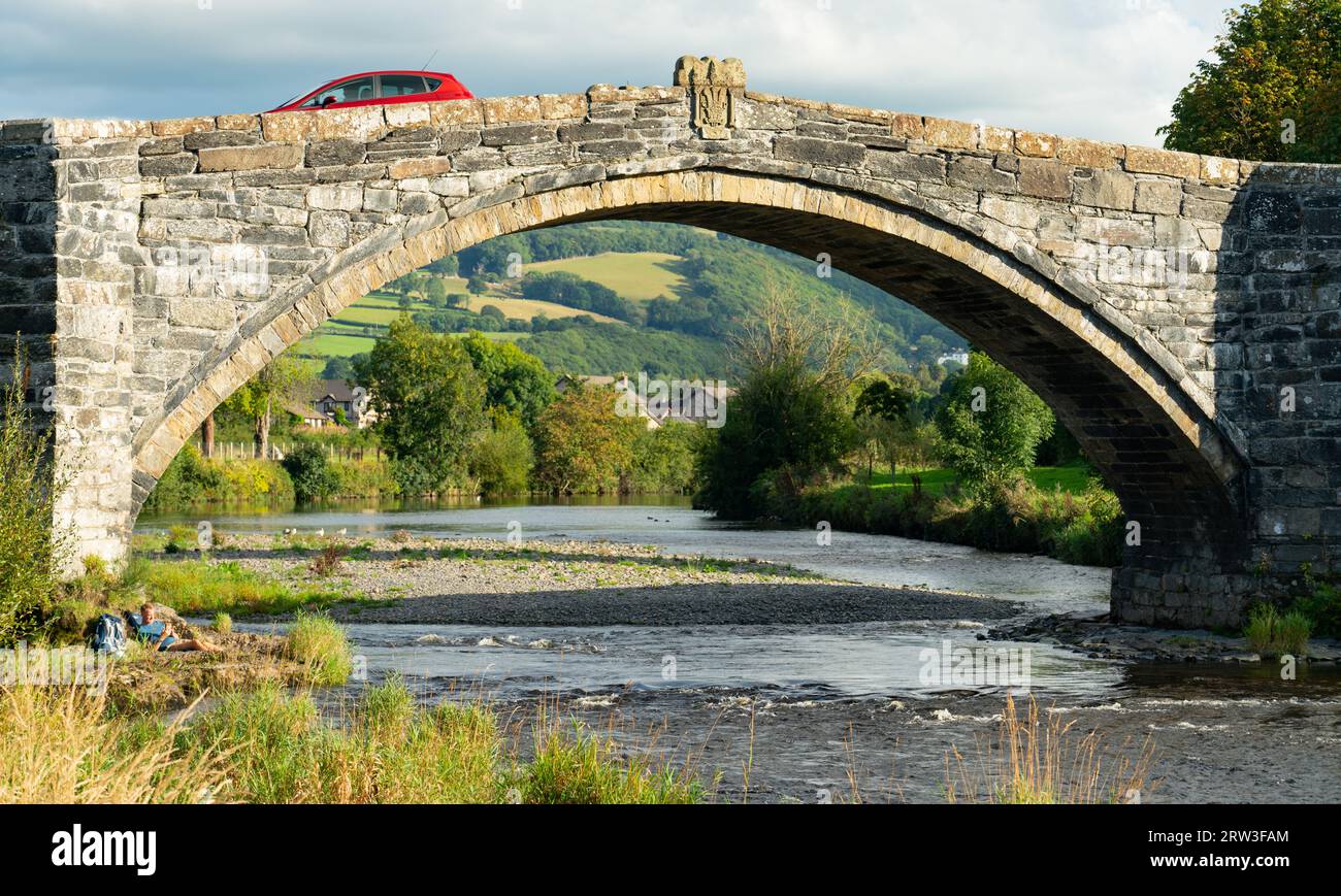 Llanrwst Bridge, Nordwales. Ursprünglich wurde es 1636 von Inigo Jones erbaut und überquerte den Fluss Conwy. Dieses Bild wurde im September 2022 aufgenommen. Stockfoto