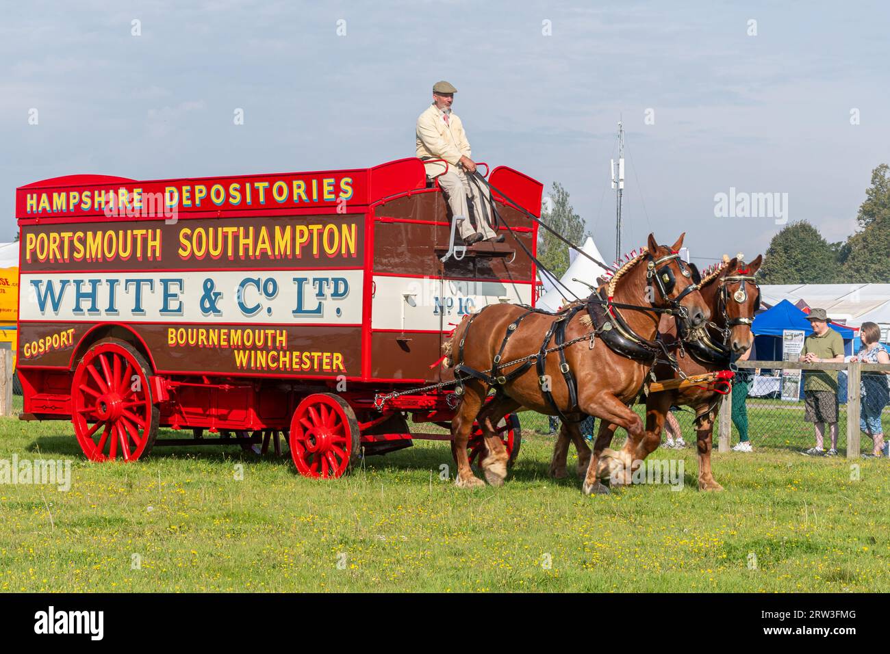 September 2023. Newbury Show kehrte heute zum ersten Mal seit der Pandemie zurück. Die Veranstaltung fand am Wochenende des 16. Und 17. September auf dem Newbury Showground, Berkshire, England, nach einer dreijährigen Lücke statt. Die Show, auch Royal County of Berkshire Show genannt, wurde von der Newbury & District Agricultural Society organisiert und war gut besucht. Ein Paar schwere Pferde, die einen Wagen ziehen. Stockfoto
