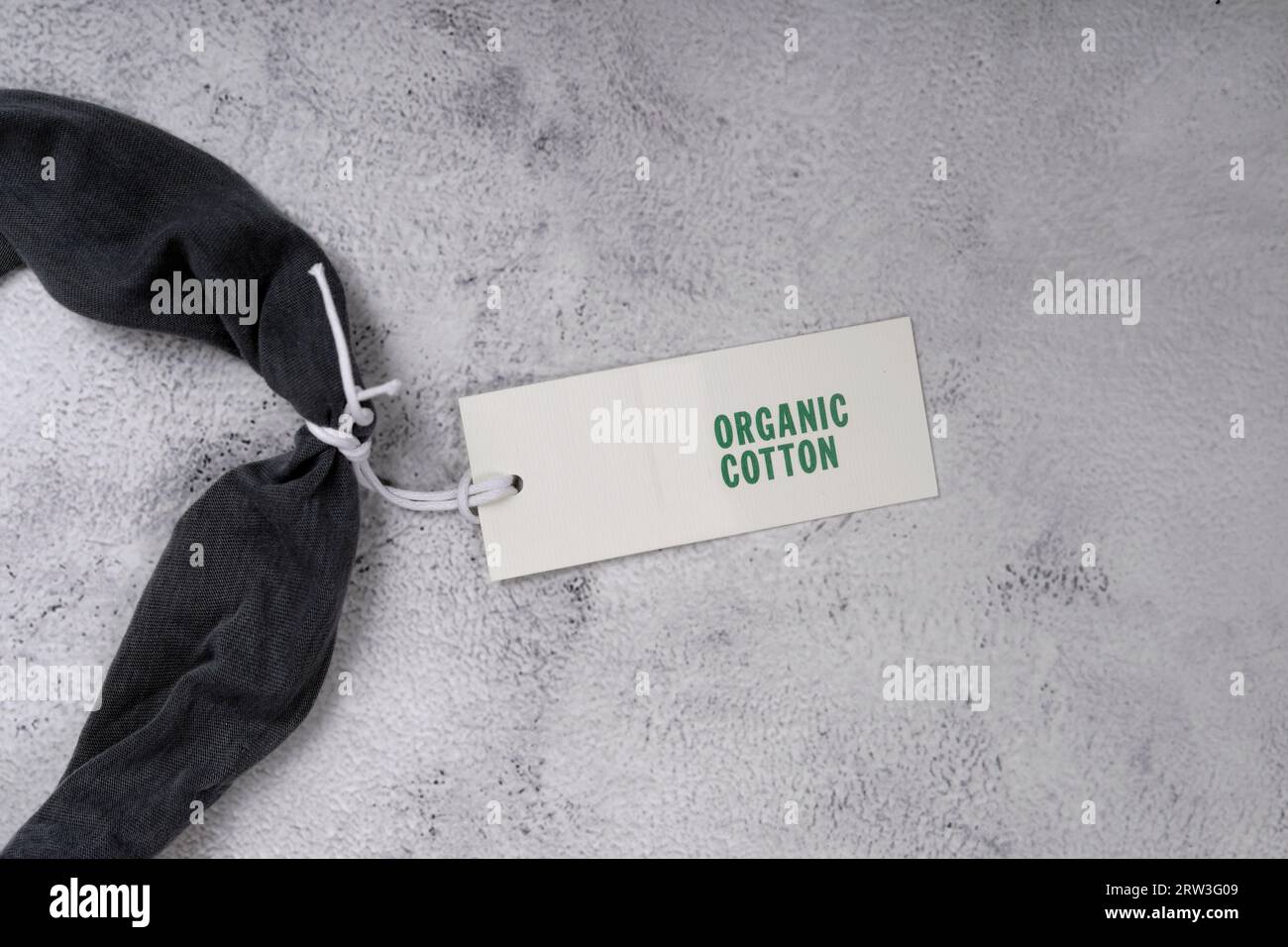 Etikett aus Bio-Baumwolle an einem Stück Tuch befestigt Stockfoto