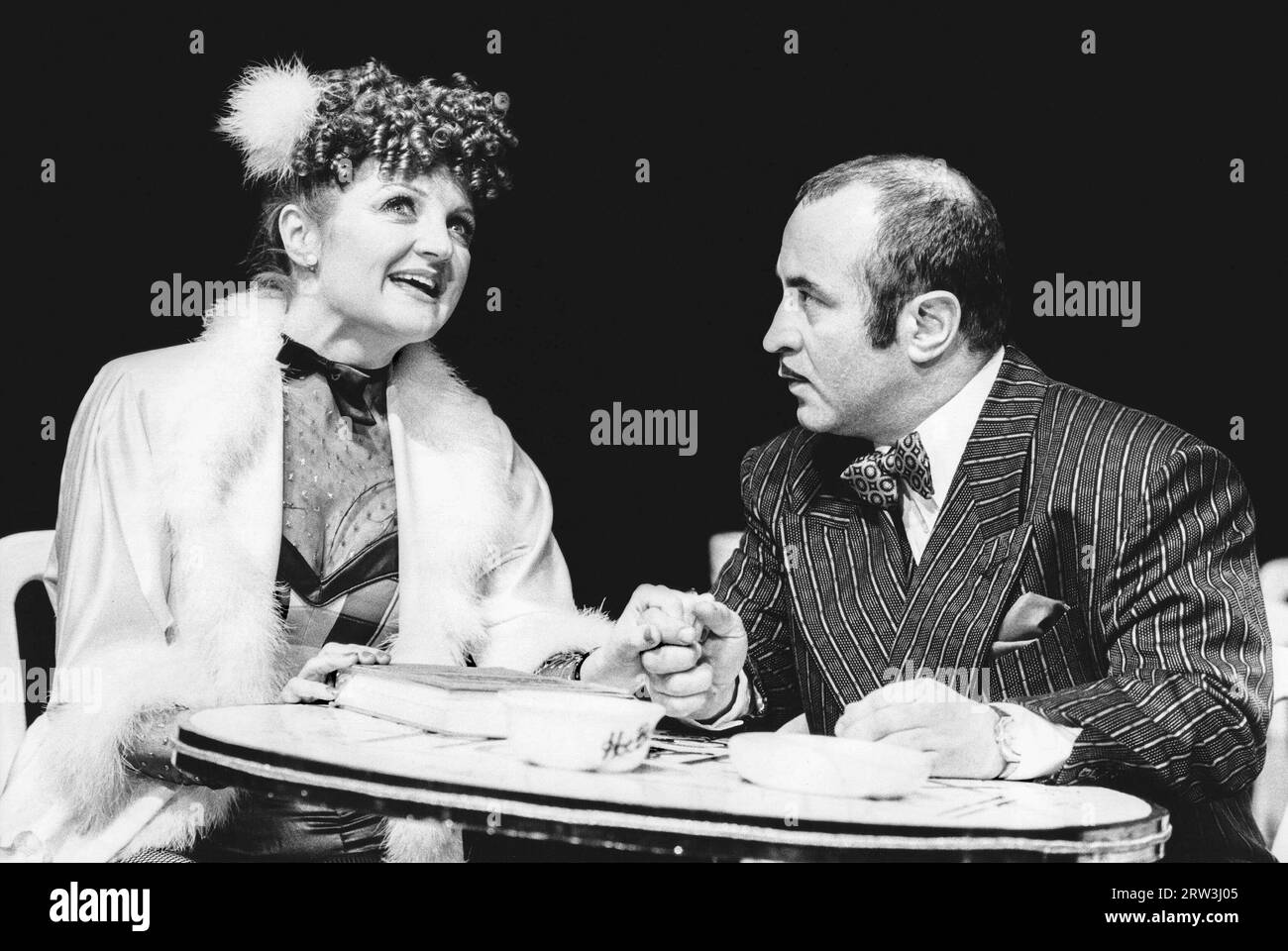 Julia McKenzie (Miss Adelaide), Bob Hoskins (Nathan Detroit) in GUYS AND DOLLS nach der Geschichte und den Figuren von Damon Runyon im Olivier Theatre, National Theatre, London SE1 09/03/1982 Musik & Texte: Frank Loesser Buch: Jo Swerling & Abe Burrows Set Design: John Gunter Kostüme: Sue Blane Lighting: David Hersey Choreographie: David Toguri Regisseur: Richard Eyre Stockfoto