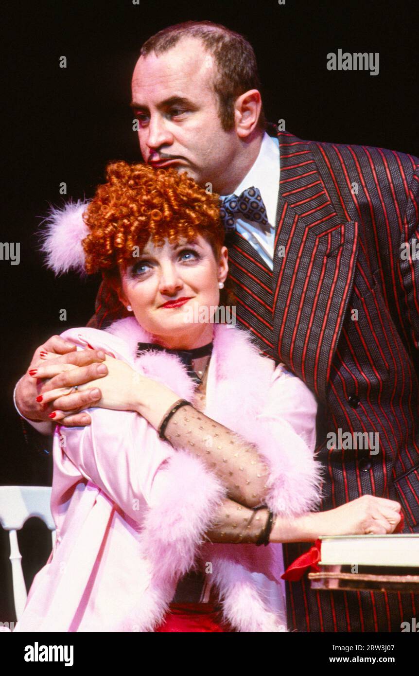 Julia McKenzie (Miss Adelaide), Bob Hoskins (Nathan Detroit) in GUYS AND DOLLS nach der Geschichte und den Figuren von Damon Runyon im Olivier Theatre, National Theatre, London SE1 09/03/1982 Musik & Texte: Frank Loesser Buch: Jo Swerling & Abe Burrows Set Design: John Gunter Kostüme: Sue Blane Lighting: David Hersey Choreographie: David Toguri Regisseur: Richard Eyre Stockfoto