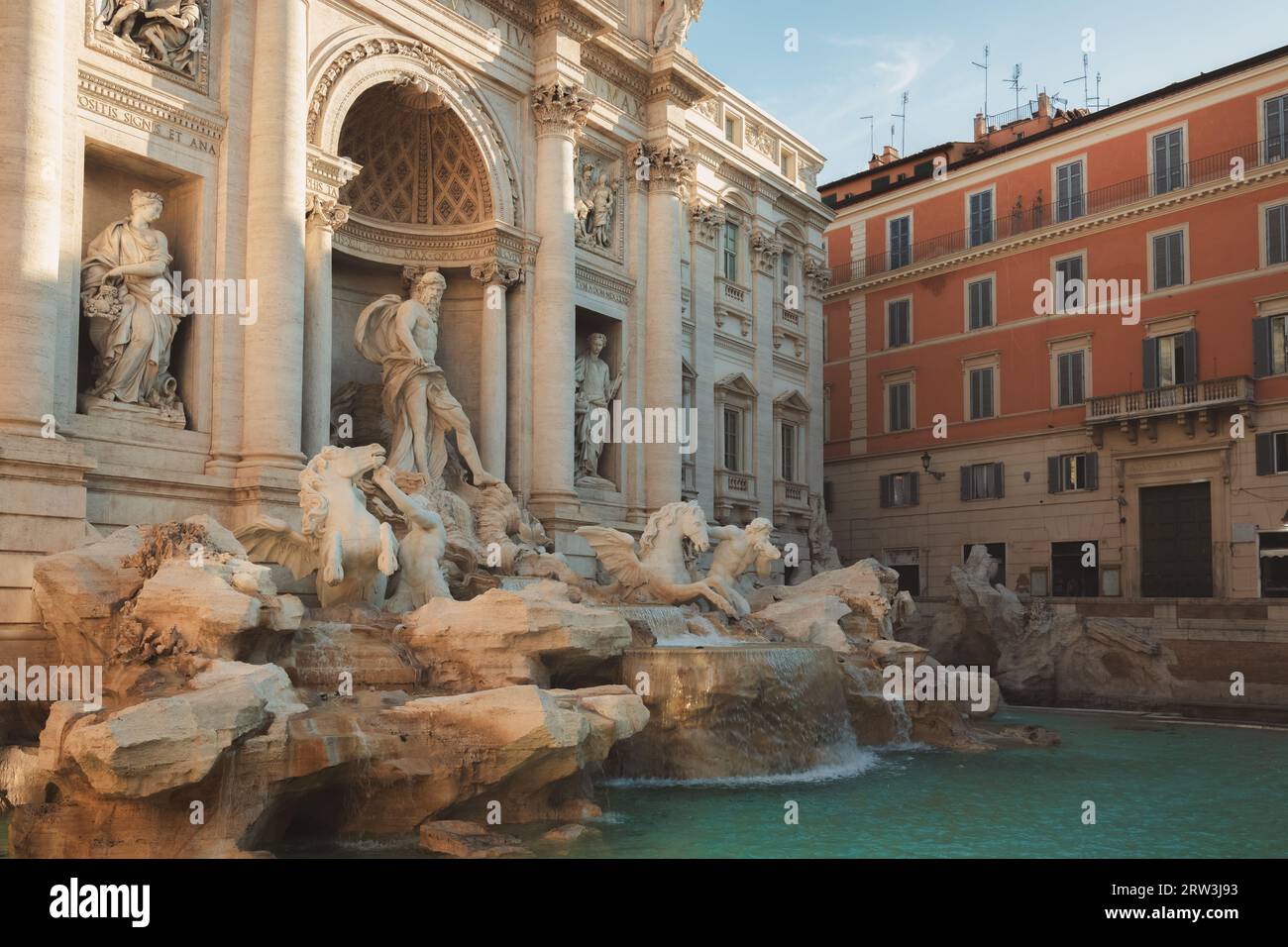 Der berühmte barocke Trevi-Brunnen aus dem 18. Jahrhundert in Rom, Italien. Stockfoto