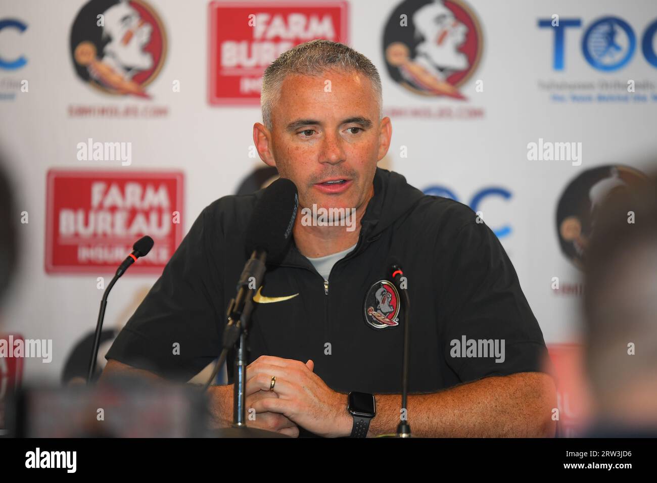 Kastnut Hill, Massachusetts, USA. September 2023. Mike Norvell, Cheftrainer der Florida State Seminoles, spricht während einer Pressekonferenz nach einem NCAA-Fußballspiel zwischen den Florida State University Seminoles und den Boston College Eagles im Alumni Stadium in Chestnut Hill, Massachusetts. Die Seminolen besiegten die Adler von 31 bis 29. Erica Denhoff/CSM/Alamy Live News Stockfoto