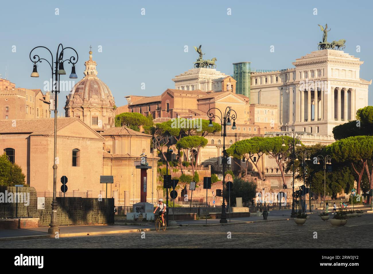 Rom, Italien - 27. August 2023: Historische Sehenswürdigkeiten und antike Stätten, darunter das Forum Romanum und das Denkmal für Victor Emmanuel II. Entlang der Via dei Fori I. Stockfoto