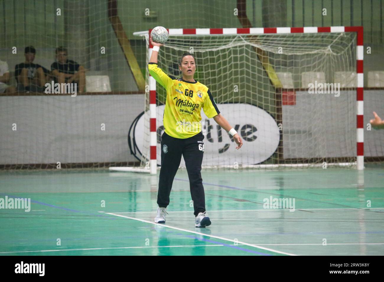 Gijon, Spanien, 16. September 2023: Die Torhüterin von Costa del Sol Malaga, Virgina Fernandez (68), übergibt den Ball am 3. Spieltag der Liga Guerrreras Iberdrola 2023-24 zwischen Motive.Co Gijon Balonmano La Calzada und Costa del Sol Malaga, am 26. September 2023 im Arena Pavillon in Gijón, Spanien. Quelle: Alberto Brevers / Alamy Live News. Stockfoto