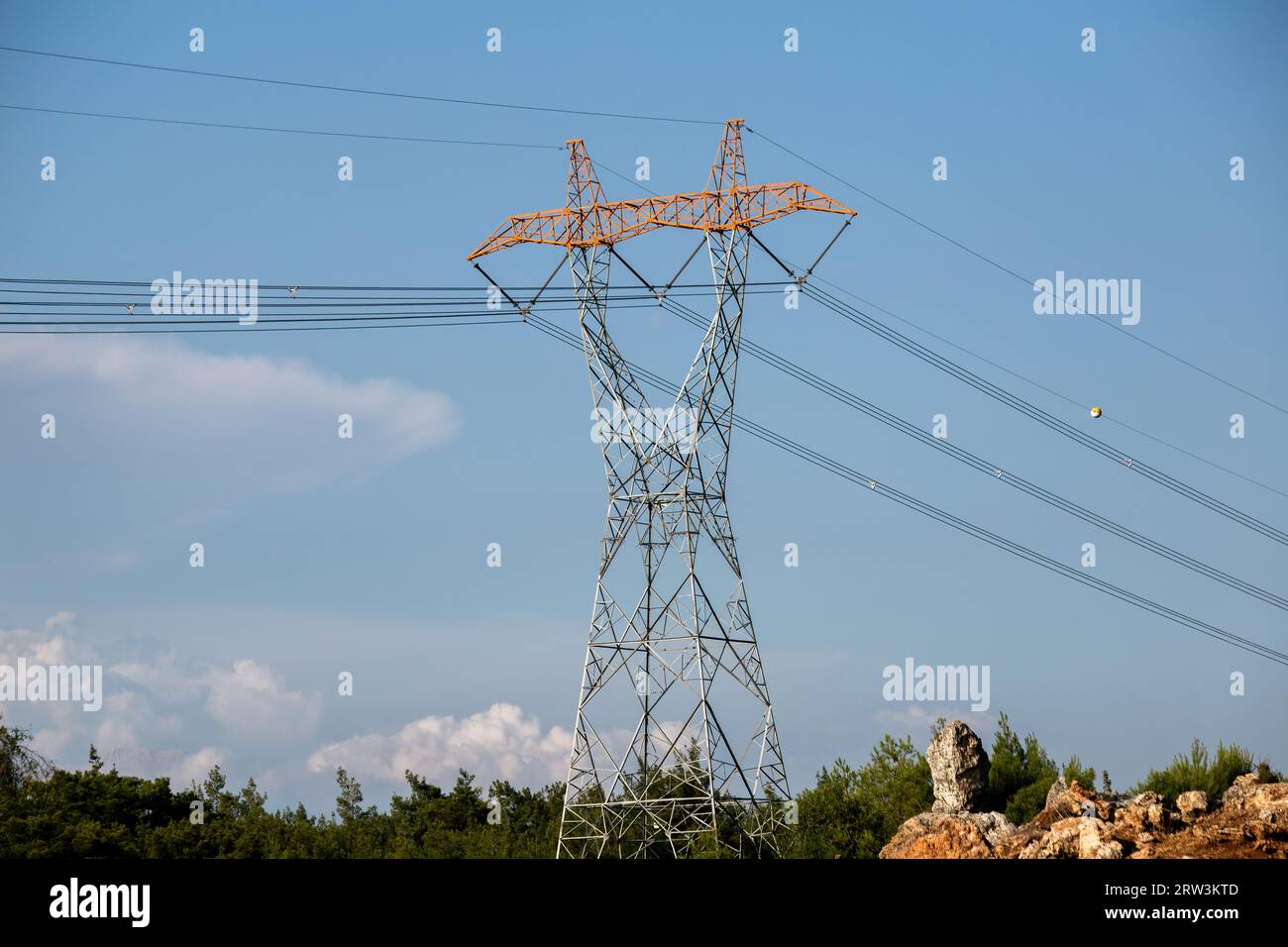 Symmetrische Hochspannungs-Strompole in der Türkei Stockfoto