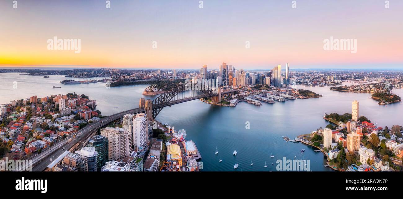 Malerisches Luftpanorama des Hafens von Sydney auf die wichtigsten Sehenswürdigkeiten der Stadtarchitektur. Stockfoto