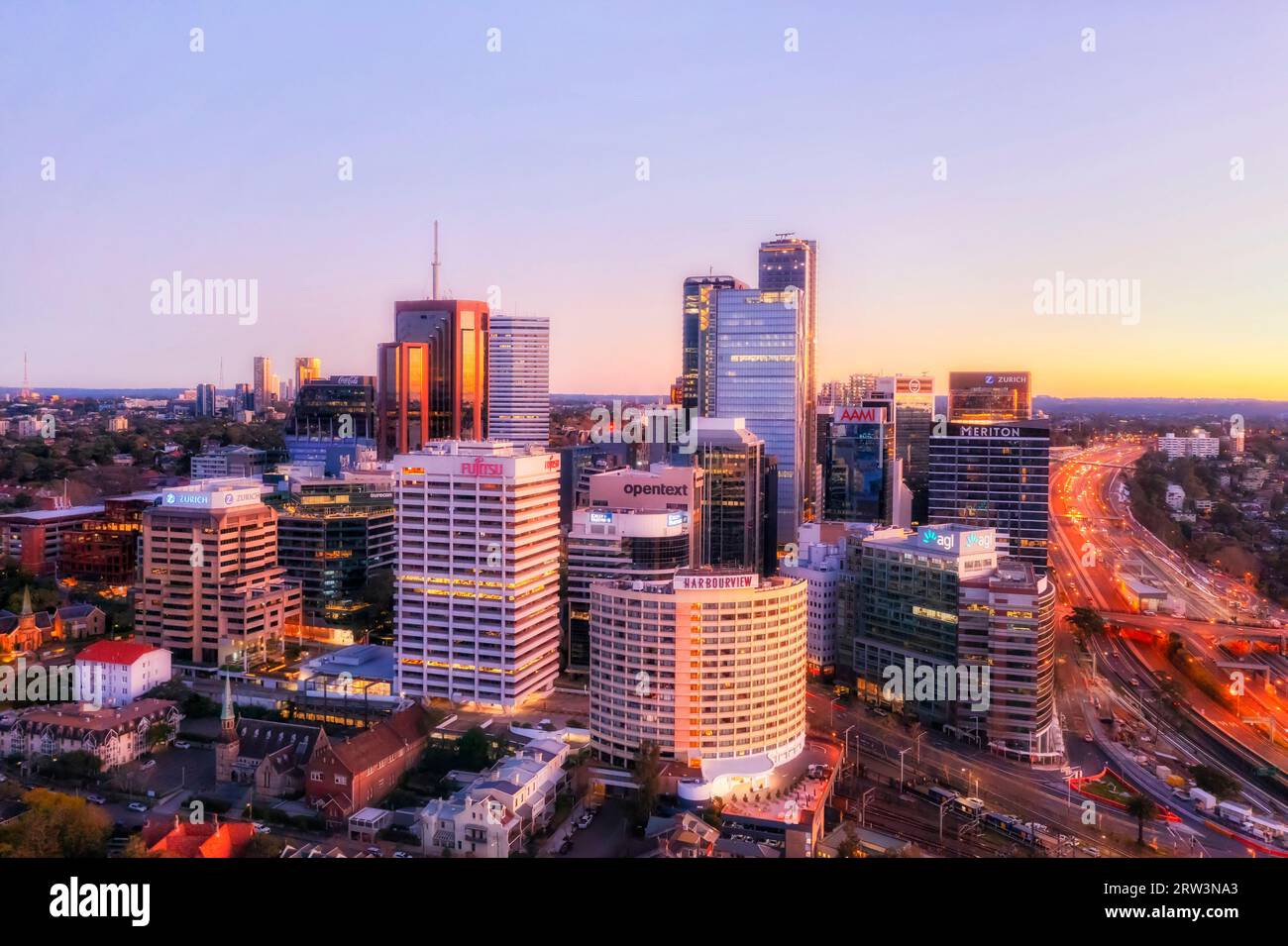 North Sydney CBD-Hochhäuser mit Technologie- und Finanzunternehmen in Australien bei Sonnenaufgang. Stockfoto