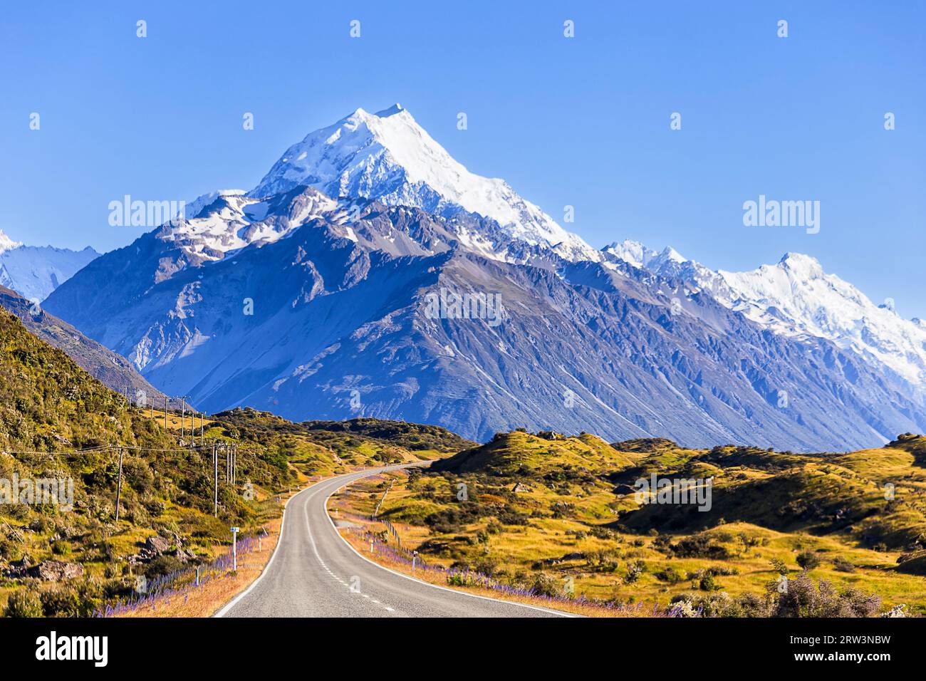 Highway 80 durch Ebenen, die zum Mt Cook in Neuseeland führen - beliebte Touristenattraktion. Stockfoto
