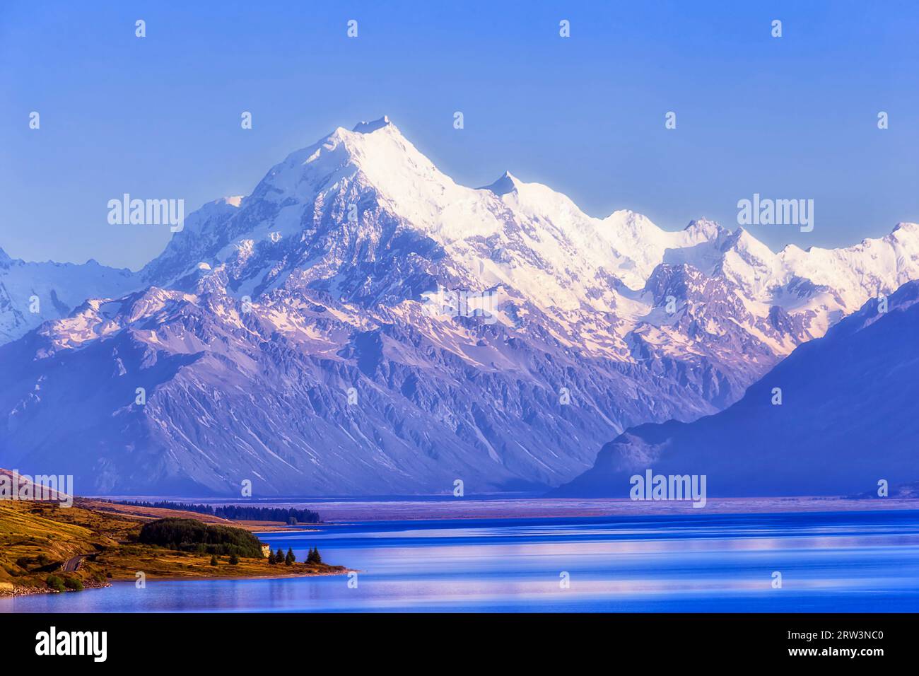 Nahaufnahme des Fernblicks auf den majestätischen Mt Cook über dem Lake Pukaki in Neuseeland. Stockfoto