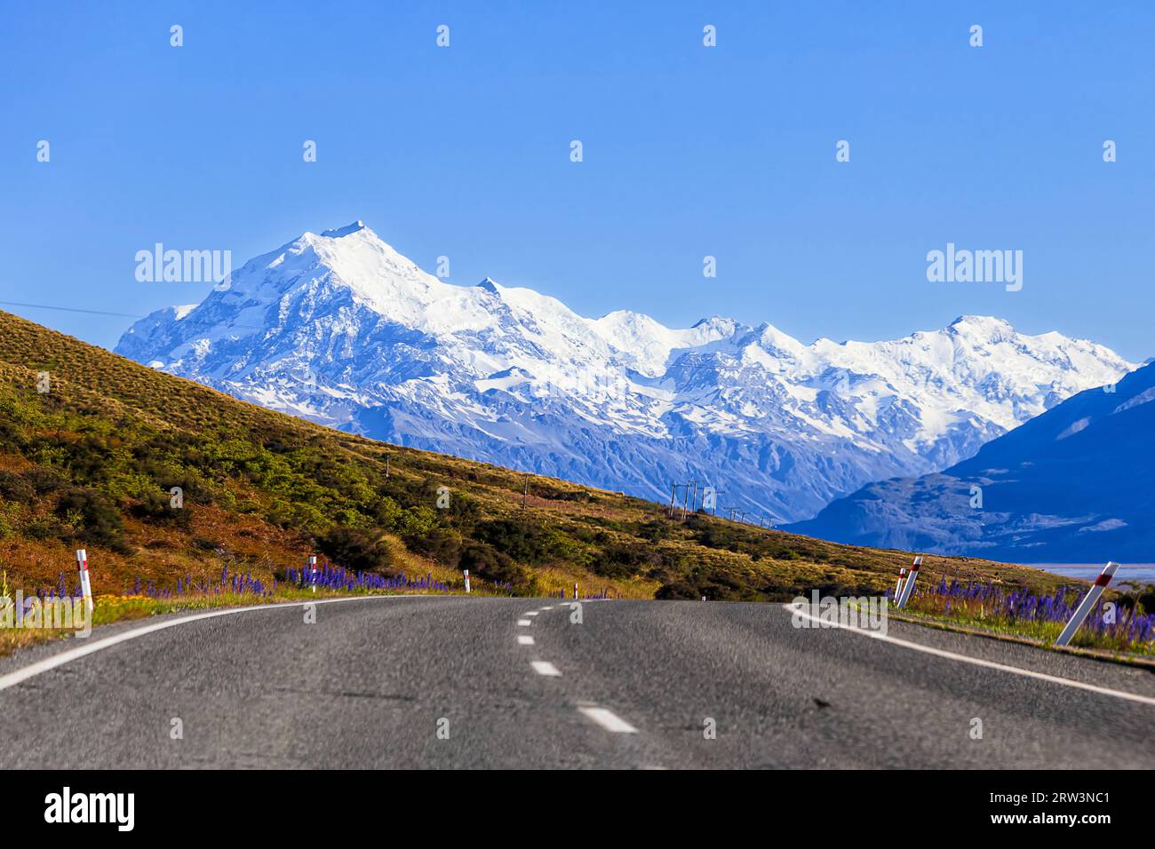Mountain Range of Mt Cook in Canterbury, Neuseeland - Fahren auf dem Highway 80. Stockfoto