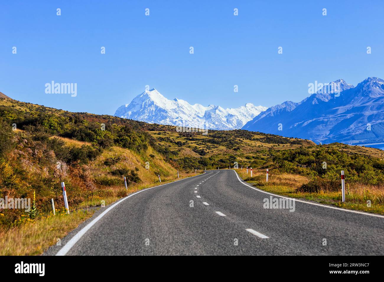Fahren Sie auf dem Highway 80, der zum Mt Cook Mountain Range am Ufer des Lake Pukaki in Neuseeland führt. Stockfoto