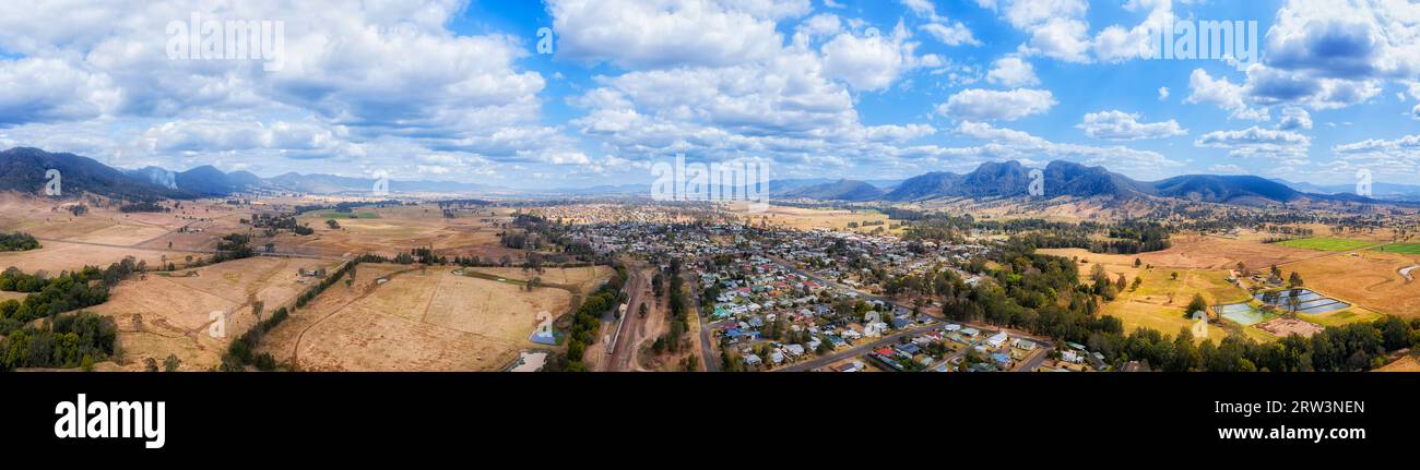 Landschaftlich reizvolle Landschaft aus landwirtschaftlichem Tal zwischen den Bergen von Barrington TOP Gloucester Town in Australien. Stockfoto