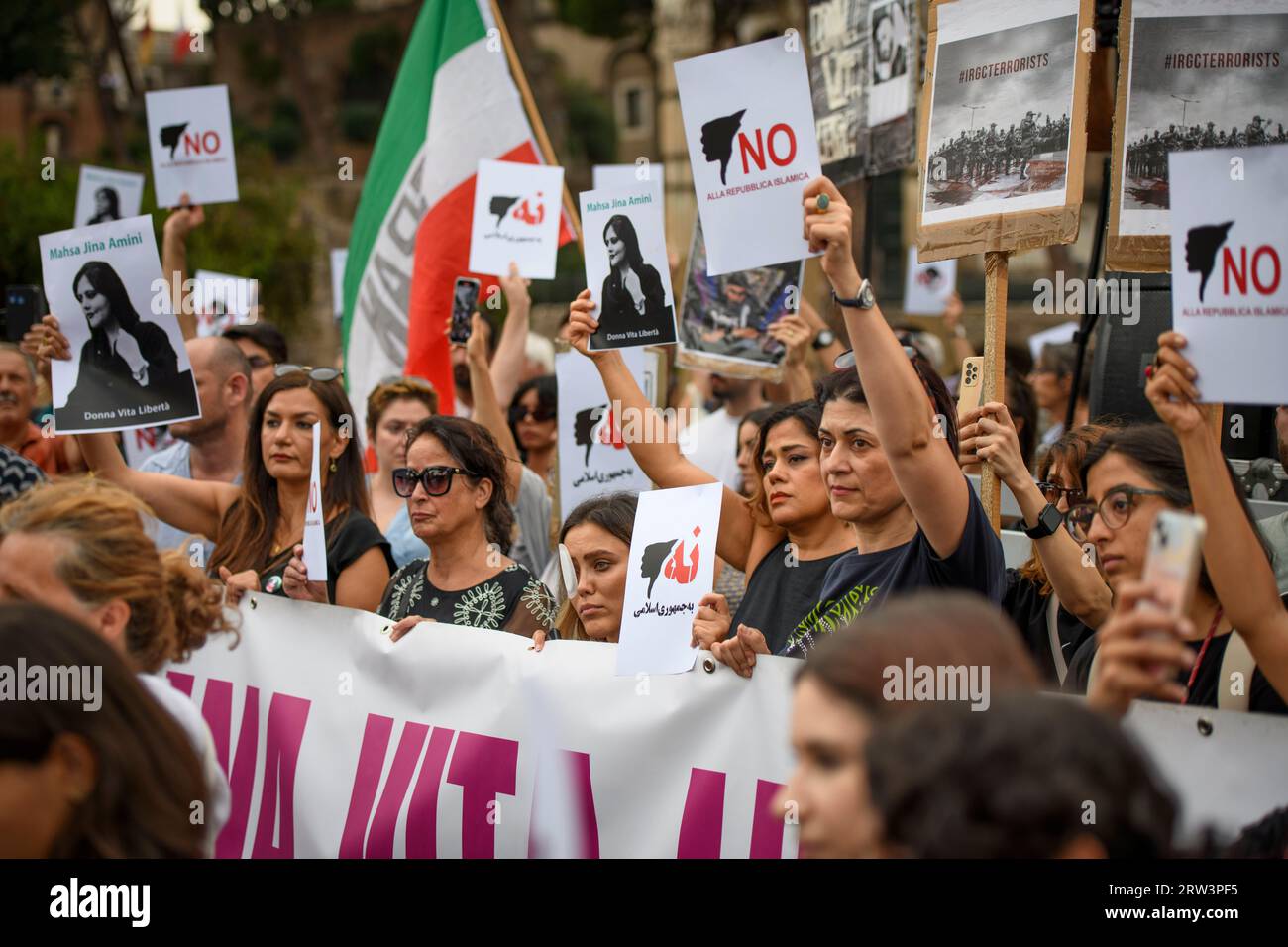 Rom, Italien. September 2023. Frauen halten während der Demonstration zum Gedenken an ihren Tod in Rom Zeichen gegen die Islamische Republik und Fotos von Mahsa Amini. Mahsa Amini wurde am 13. September 2022 von der religiösen Polizei in Teheran verhaftet, weil das Gesetz über die obligatorische Verhüllung nicht eingehalten wurde. Sie starb unter verdächtigen Umständen nach drei Tagen im Koma am 16. September 2022 im Alter von 22 Jahren. Quelle: ZUMA Press, Inc./Alamy Live News Stockfoto