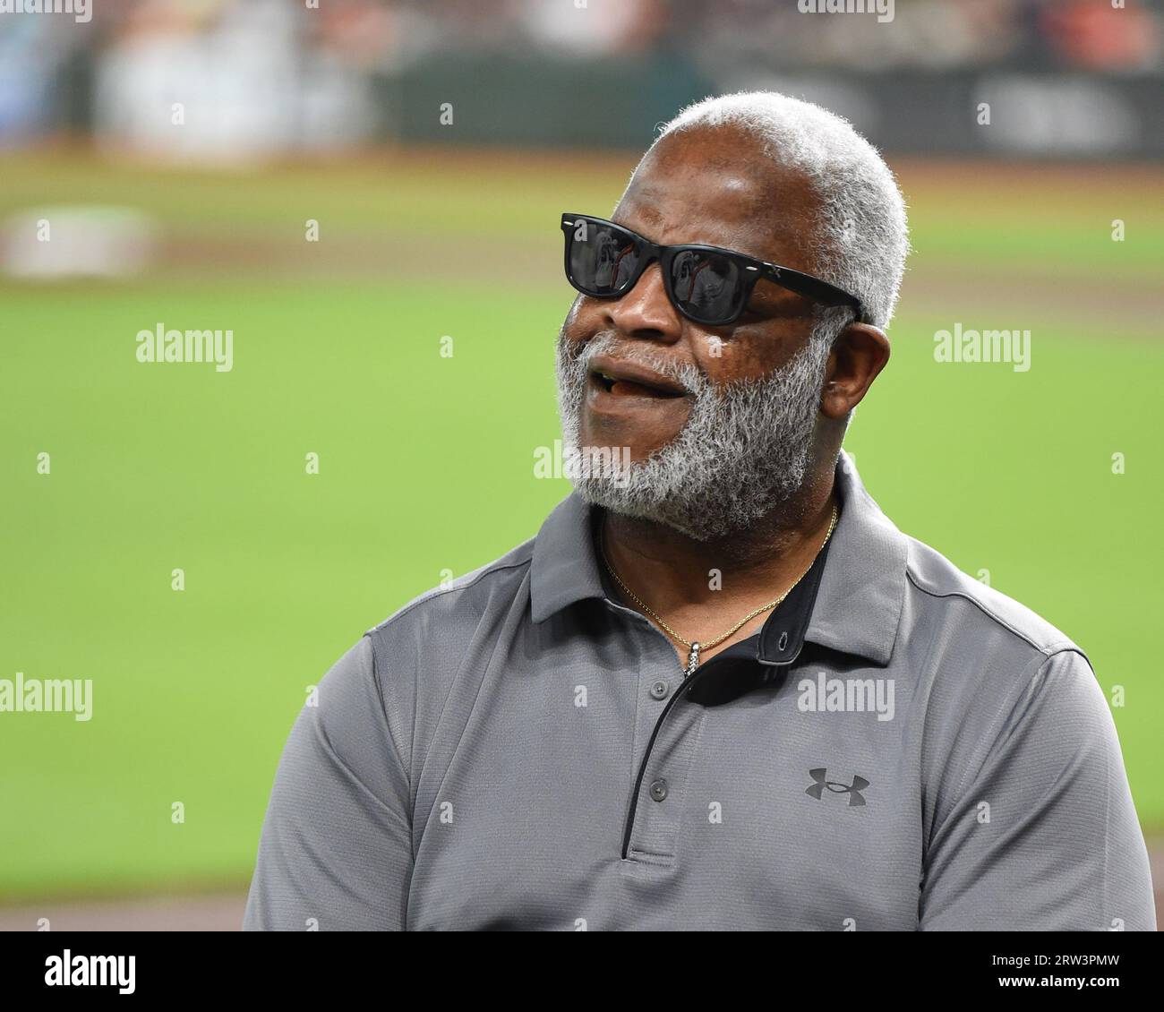 Houston Oilers Pro Football Hall of Fame Running Back Earl Campbell (34) vor dem MLB-Spiel zwischen den Oakland Athletics und den Houston Astros auf W Stockfoto