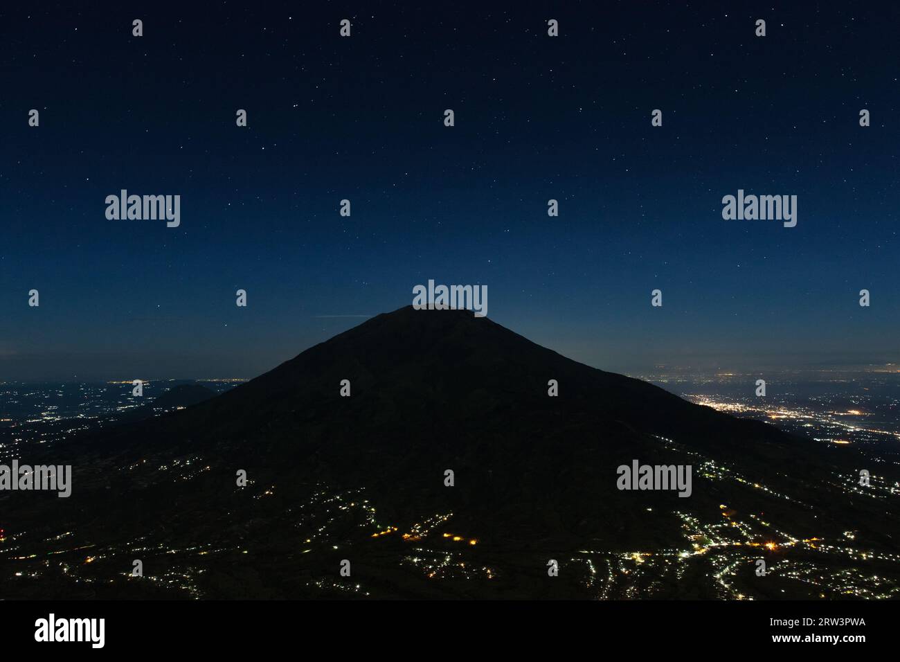 Night Merbabu Vulkan auf Java Insel in Indonesien, von den Hängen des Merapi Vulkans. Stockfoto