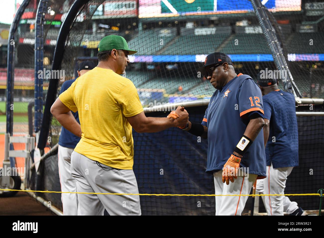 Oakland Athletics Qualitätskontrollestrainer Marcus Jensen (59) und Houston Astros Manager Dusty Baker Jr. (12) schütteln die Hände vor dem MLB-Spiel zwischen den Stockfoto