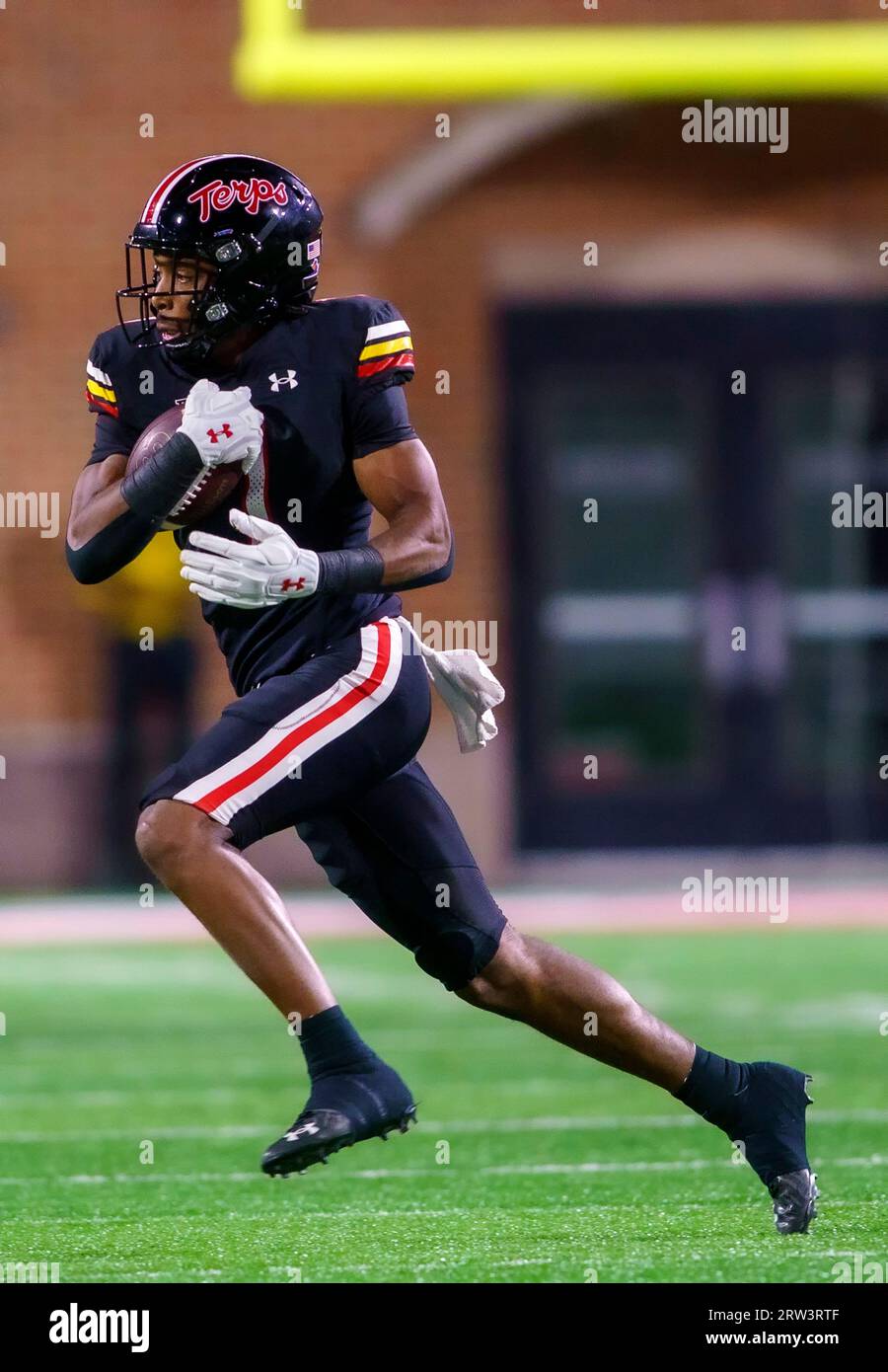 COLLEGE PARK, MARYLAND, USA - 15. SEPTEMBER: Kaden Prather (1), der in Maryland als Wide Receiver auftritt, bricht am 15. September 2023 im SECU Stadium im College Park, Maryland, während eines College-Fußballspiels zwischen den Maryland Terrapins und den Virginia Cavaliers frei. (Foto: Tony Quinn-Alamy Live News) Stockfoto