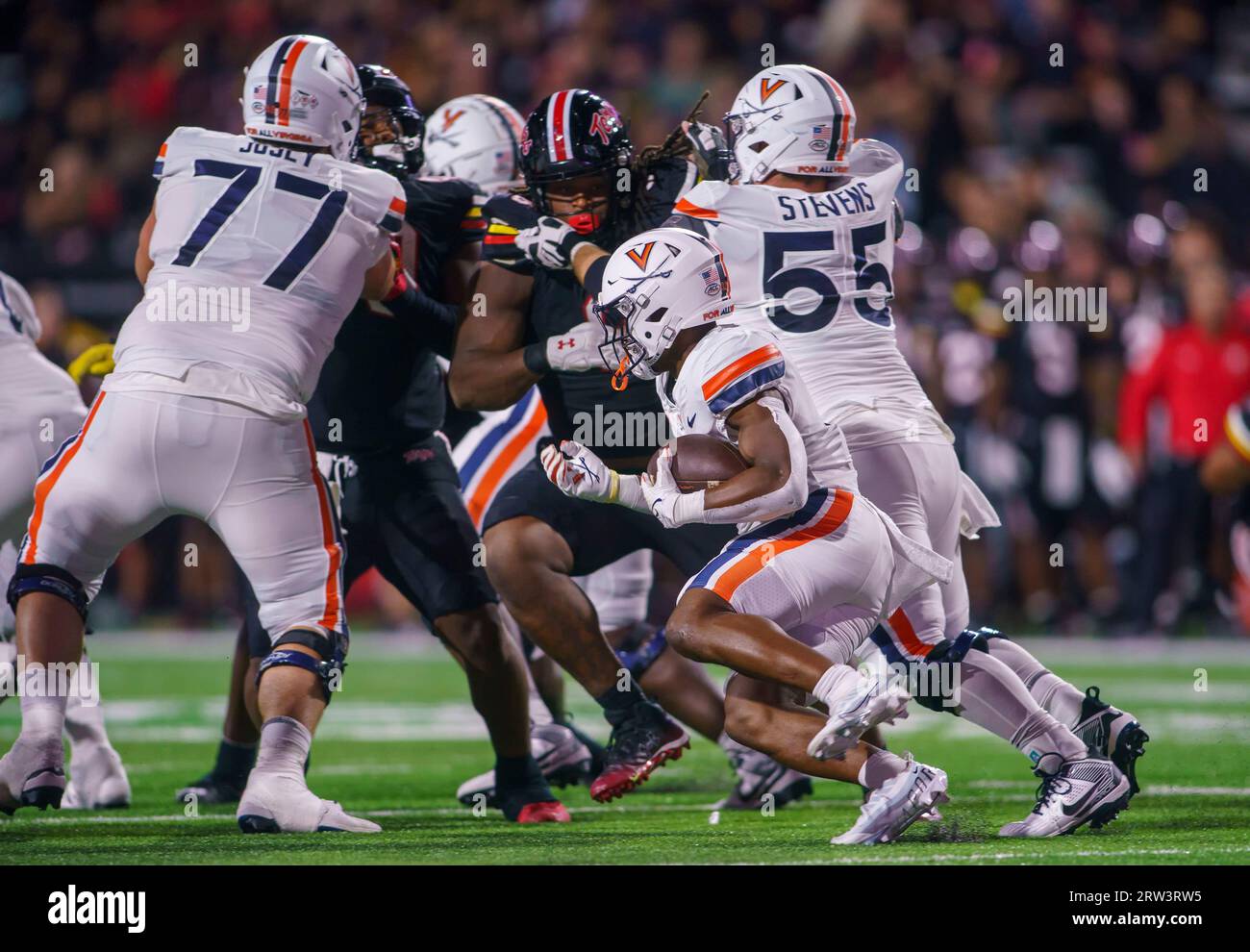 COLLEGE PARK, MARYLAND, USA - 15. SEPTEMBER: Virginia Cavaliers Running Back Perris Jones (2) tritt am 15. September 2023 im SECU Stadium im College Park, Maryland, bei einem College-Fußballspiel zwischen den Maryland Terrapins und den Virginia Cavaliers auf. (Foto: Tony Quinn-Alamy Live News) Stockfoto