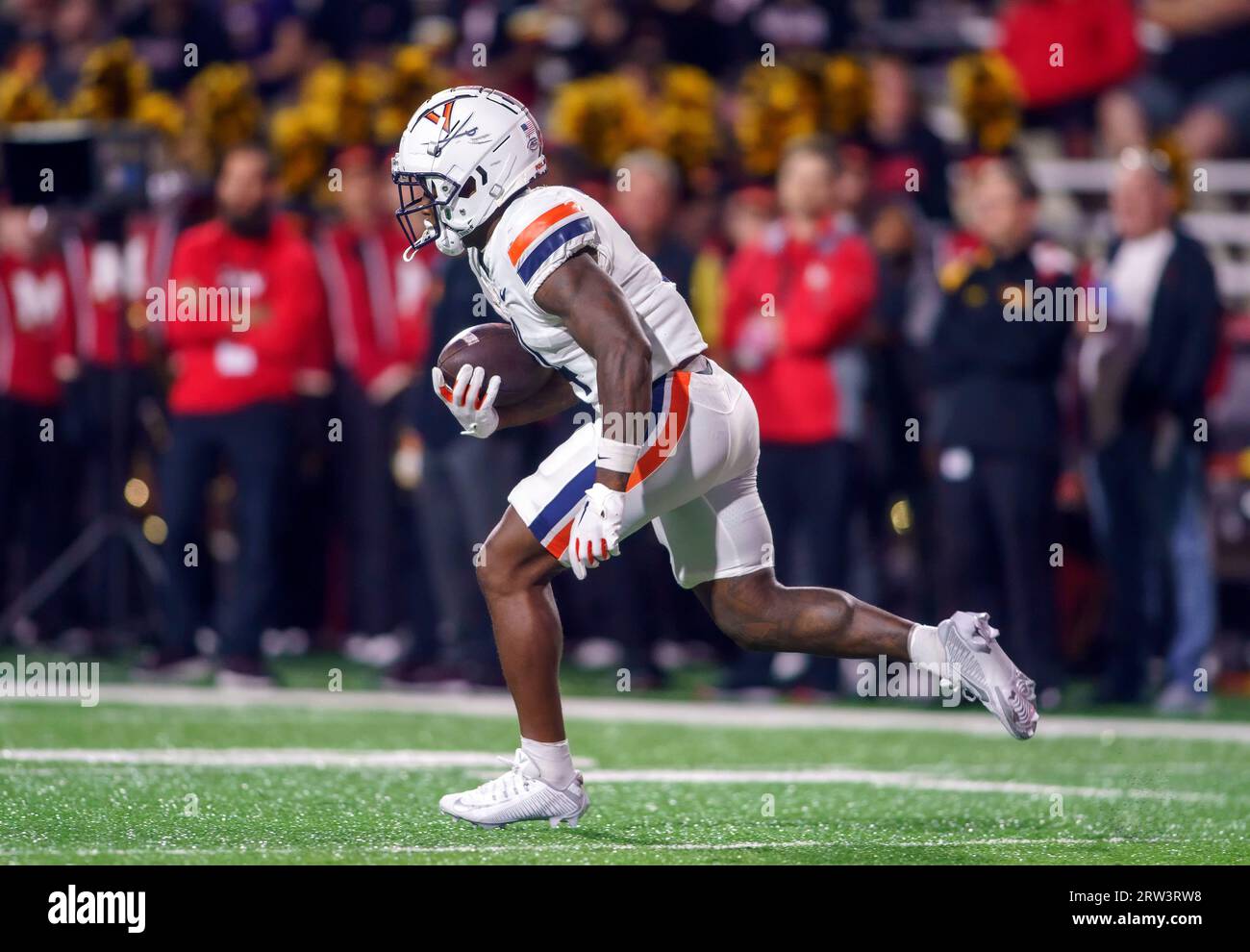 COLLEGE PARK, MARYLAND, USA - 15. SEPTEMBER: Der Virginia Cavaliers Wide Receiver Malik Washington (4) bricht am 15. September 2023 im SECU Stadium im College Park, Maryland, während eines College-Fußballspiels zwischen den Maryland Terrapins und den Virginia Cavaliers frei. (Foto: Tony Quinn-Alamy Live News) Stockfoto