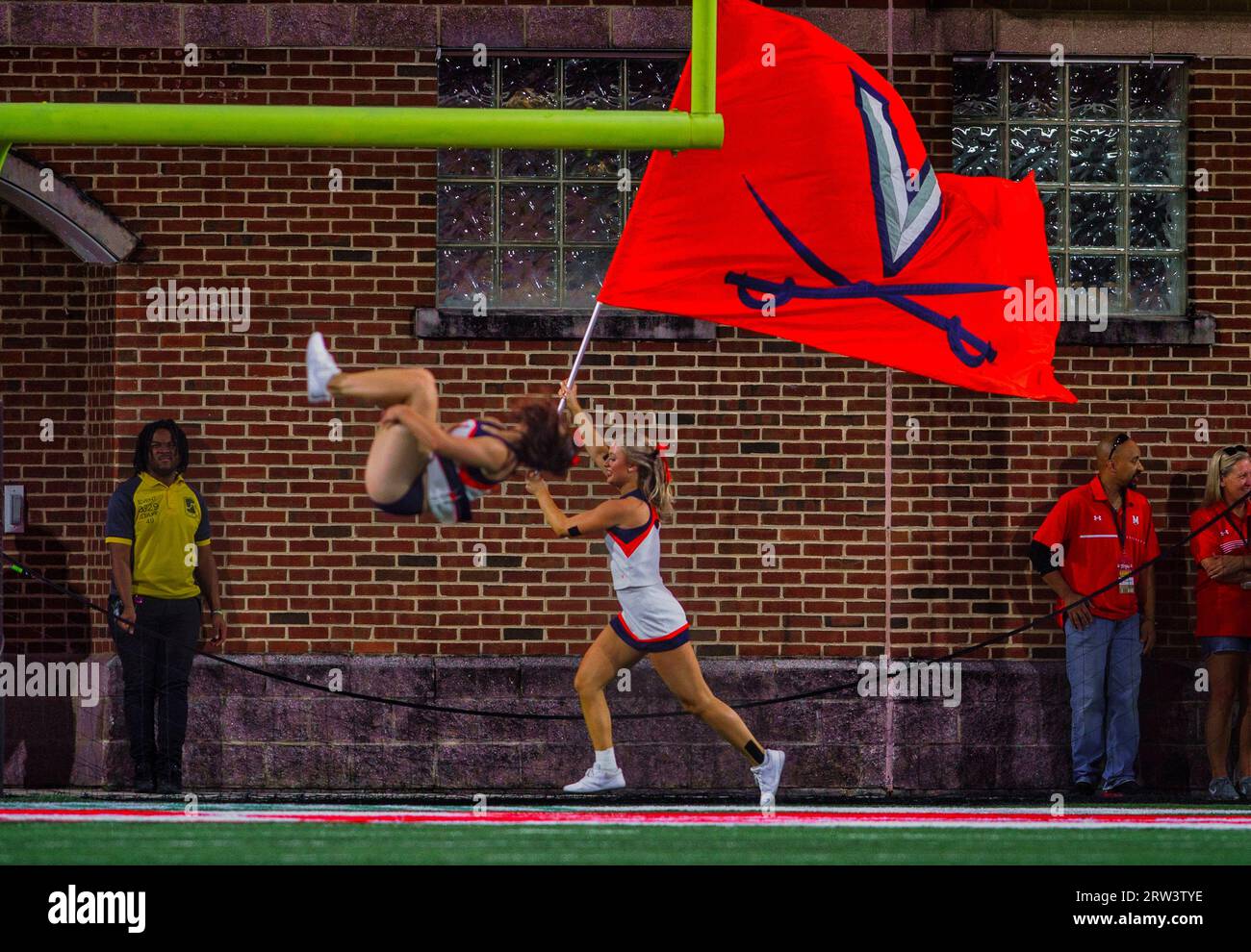 COLLEGE PARK, MARYLAND, USA - 15. SEPTEMBER: Virginia Cheerleader feiern nach einem Touchdown während eines College-Fußballspiels zwischen den Maryland Terrapins und den Virginia Cavaliers am 15. September 2023 im SECU Stadium im College Park, Maryland. (Foto: Tony Quinn-Alamy Live News) Stockfoto