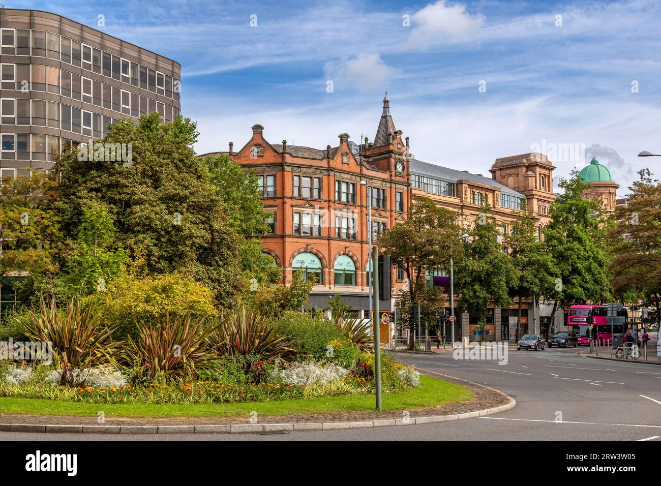 Stadtzentrum von Nottingham mit buntem Kreisverkehr. Stockfoto