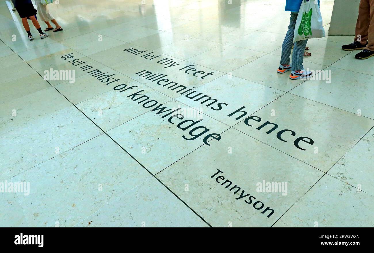 British Museum Great Court Tennyson Inschrift, und lassen Sie Ihre Füße Milleniums daher, Great Russell St, Bloomsbury, London, England, Großbritannien, WC1B, 3-POLIG Stockfoto