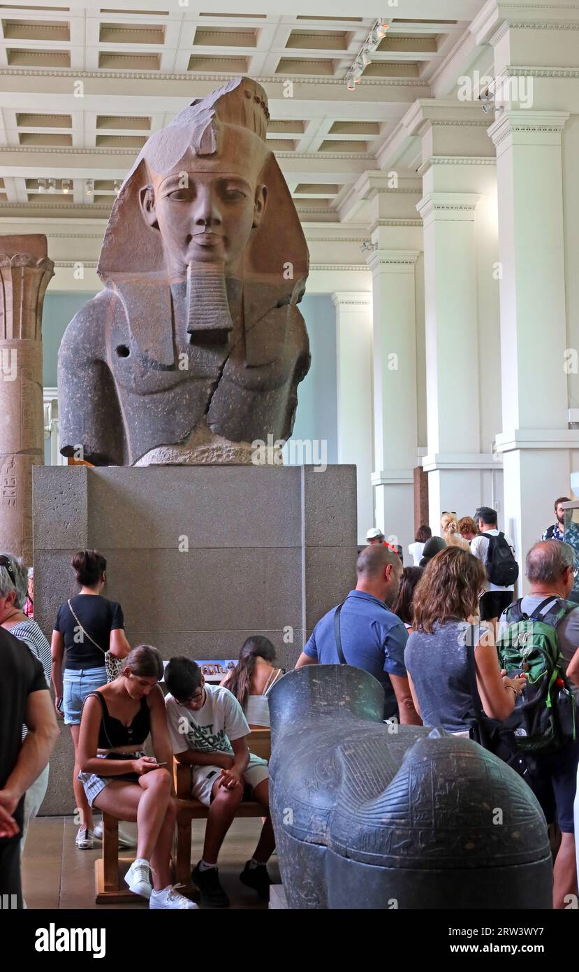 Touristen in den Räumen des alten Ägypten, kolossaler Granitkopf von König Amenhotep III, British Museum, Great Russell Street, Bloomsbury, London, England, UK Stockfoto