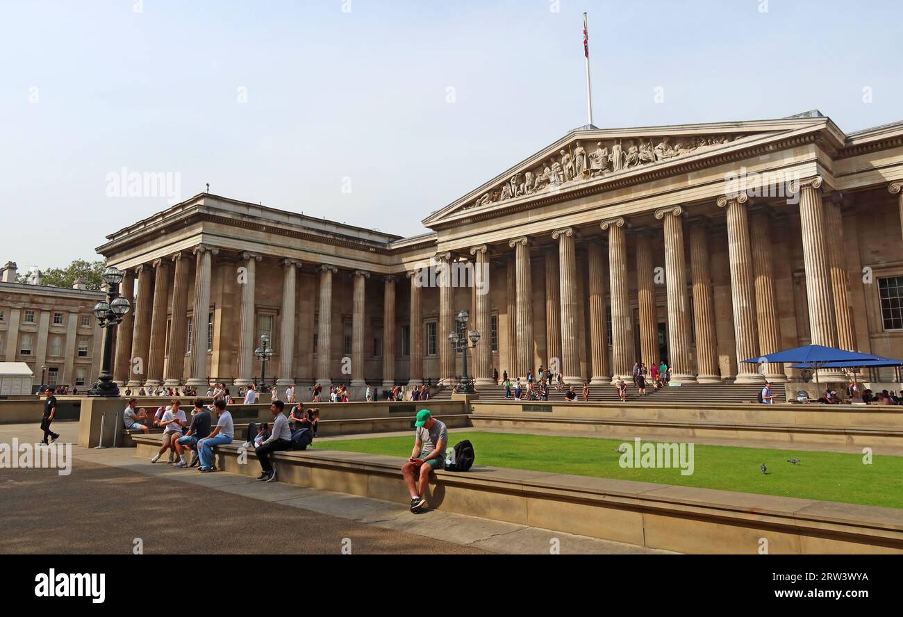 Fassade und Giebelskulptur des British Museum, Great Russell St, Bloomsbury, London, England GB, WC1B 3-POLIG Stockfoto