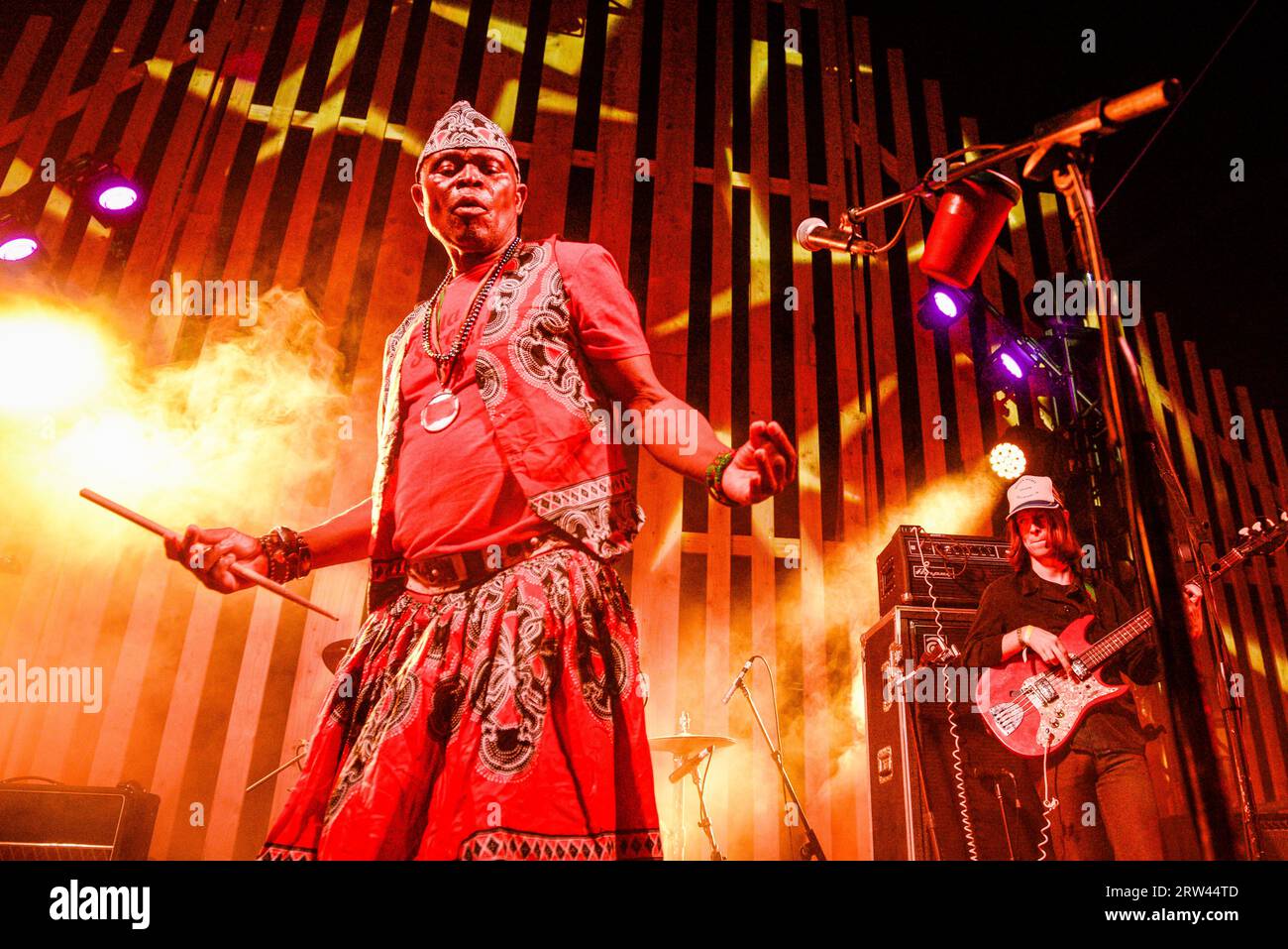 Die sambische Afro-Pop-Psychedelic-Rock-Band W. I.T.C. H. („We Intent to Cause Havoc“) tritt 2023 beim Pickathon Festival in Happy Valley, Oregon, USA auf Stockfoto