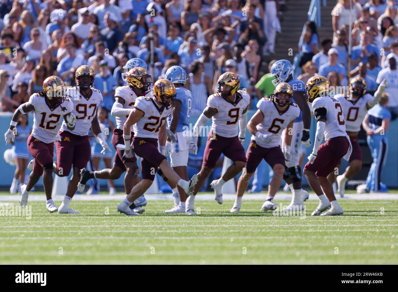 Chapel Hill, North Carolina, USA. September 2023. Jack Henderson (20) feiert eine Interception mit Teamkollegen während des NCAA-Fußballspiels zwischen den Minnesota Golden Gophers und North Carolina Tar Heels im Kenan Memorial Stadium in Chapel Hill, North Carolina. Greg Atkins/CSM/Alamy Live News Credit: CAL Sport Media/Alamy Live News Stockfoto