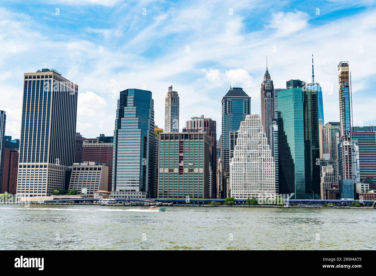 Modernes Wolkenkratzergebäude in der Innenstadt. Der Wolkenkratzer von manhattan. Skyline von manhattan. Strukturelle Meisterleistung. Skyline der Stadt. Neu Stockfoto