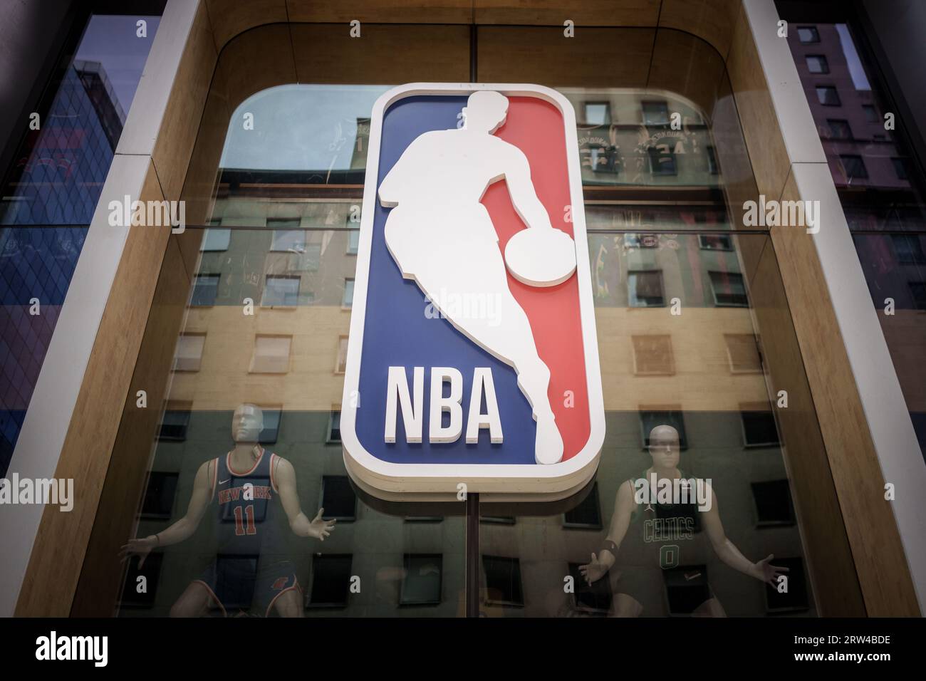 New York, USA. September 2023. Das Logo der US Basketball League NBA in einem NBA-Fanshop aus Manhattan. Quelle: Michael Kappeler/dpa/Alamy Live News Stockfoto