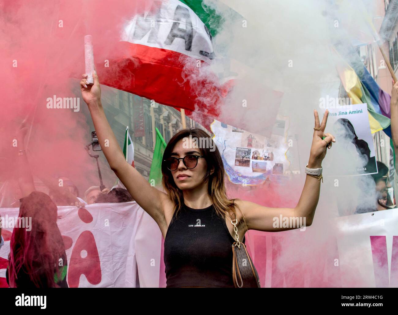 Rom, Italien, Italien. September 2023. Demonstration in Rom und in vielen anderen Städten in Italien und auf der ganzen Welt, am Jahrestag des Todes von Mahsa Amini, 22, die in einem Internierungslager im Iran von der Moralpolizei getötet wurde, weil sie den Schleier nicht richtig trug. (Bild: © Patrizia Cortellessa/Pacific Press via ZUMA Press Wire) NUR REDAKTIONELLE VERWENDUNG! Nicht für kommerzielle ZWECKE! Quelle: ZUMA Press, Inc./Alamy Live News Stockfoto