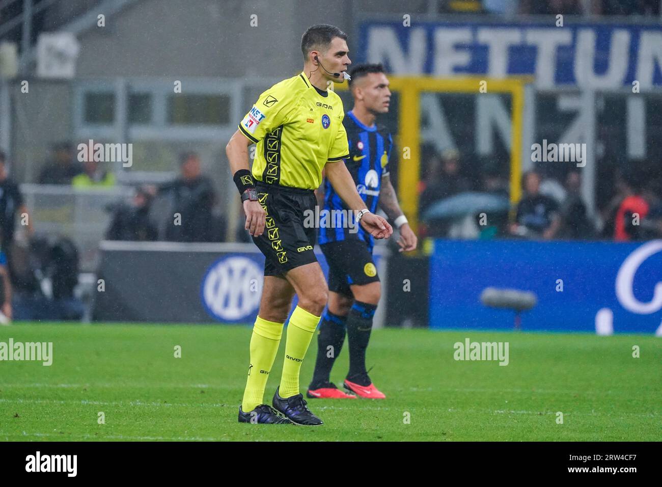 Simone Sozza, Schiedsrichter beim italienischen Meisterschaftsspiel der Serie A zwischen dem FC Internazionale und dem AC Mailand am 16. September 2023 im Giuseppe Meazza Stadion in Mailand Stockfoto