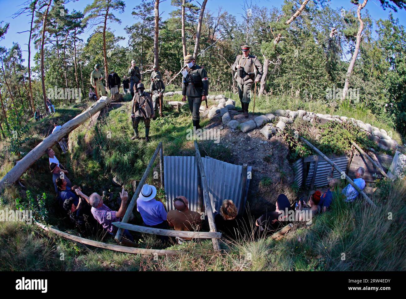 16. September 2023, Sachsen-Anhalt, Halberstadt: Historische Reaktoren führen Besucher durch die Medingschanze. Besucher erfahren bei historischen Führungen mehr über die Gräben des Ersten Weltkriegs. Die Medingschanze, wohl der einzige erhaltene Schaugraben aus der Zeit des 1. Weltkriegs auf deutschem Boden, kann bei organisierten Führungen in den Spiegelsbergen besichtigt werden. Die Stadt Halberstadt war seit 1623 Garnisonsstadt und entwickelte sich im Laufe der Jahrhunderte zu einer der bedeutendsten in Mitteldeutschland. Diese lange Zeit der militärischen Präsenz, die erst 1993 mit dem Rückzug der sowjetischen Armee endete, hat Numerou verlassen Stockfoto